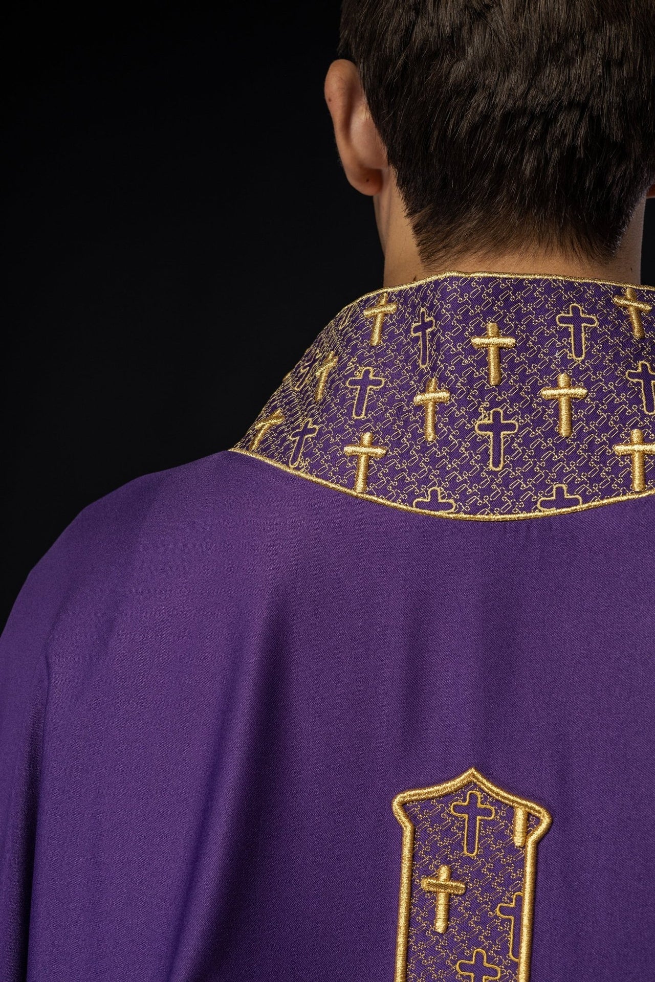 Ornat Liturgiczny Ecru z Fioletowym Krzyżem i Stułą - SZATYLITURGICZNE.PL