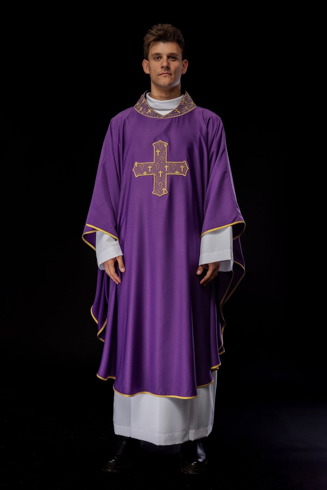 Ornat Liturgiczny Ecru z Fioletowym Krzyżem i Stułą - SZATYLITURGICZNE.PL