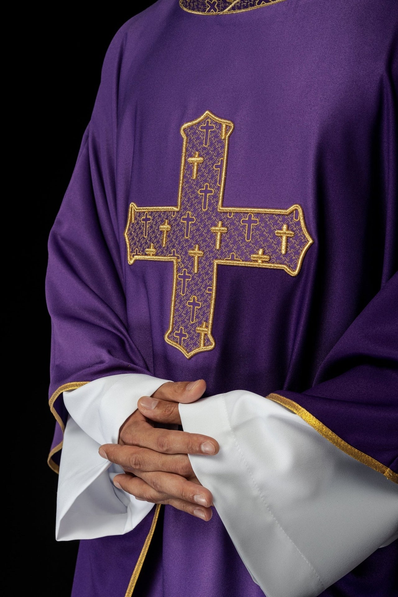 Ornat Liturgiczny Ecru z Fioletowym Krzyżem i Stułą - SZATYLITURGICZNE.PL