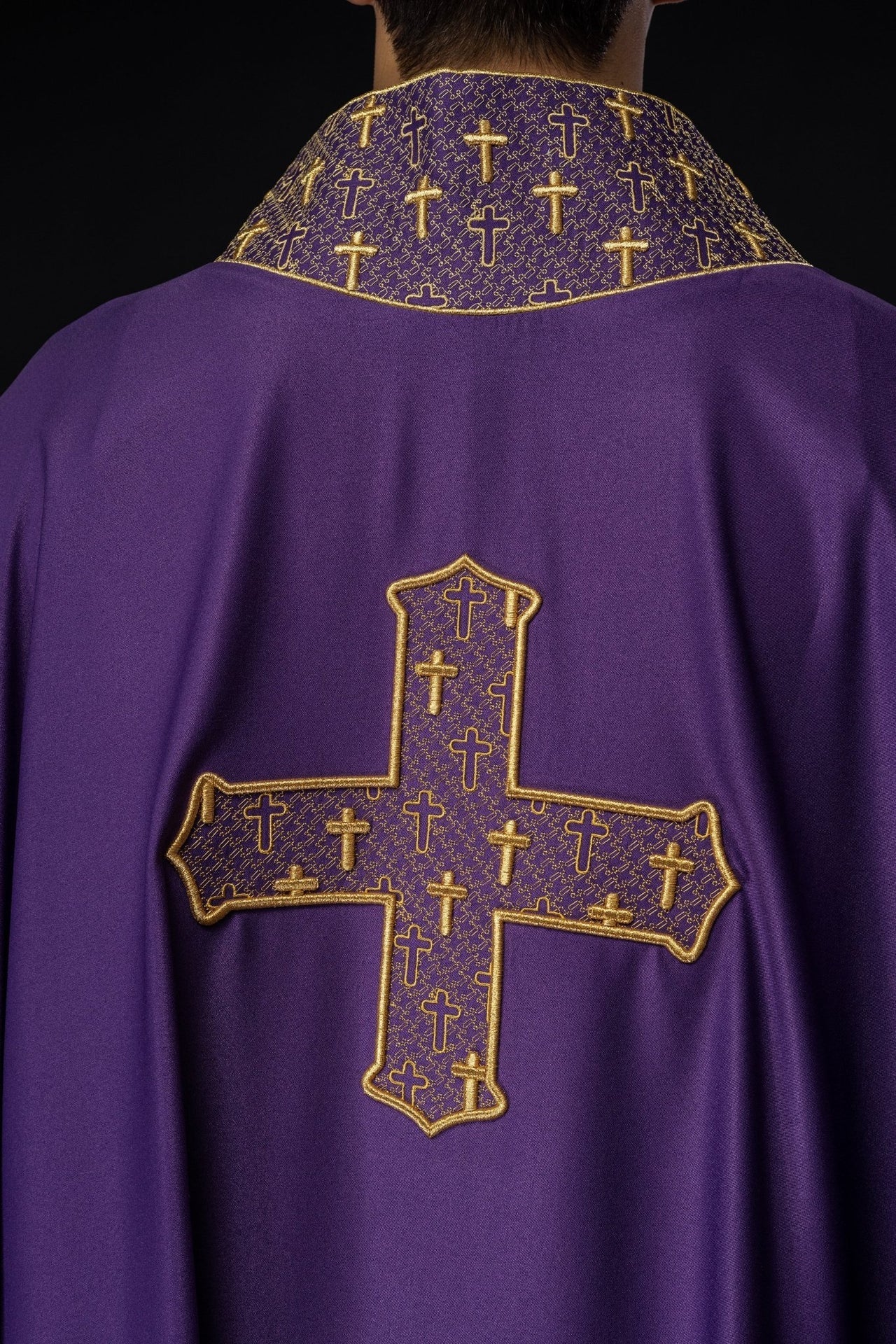 Ornat Liturgiczny Ecru z Fioletowym Krzyżem i Stułą - SZATYLITURGICZNE.PL
