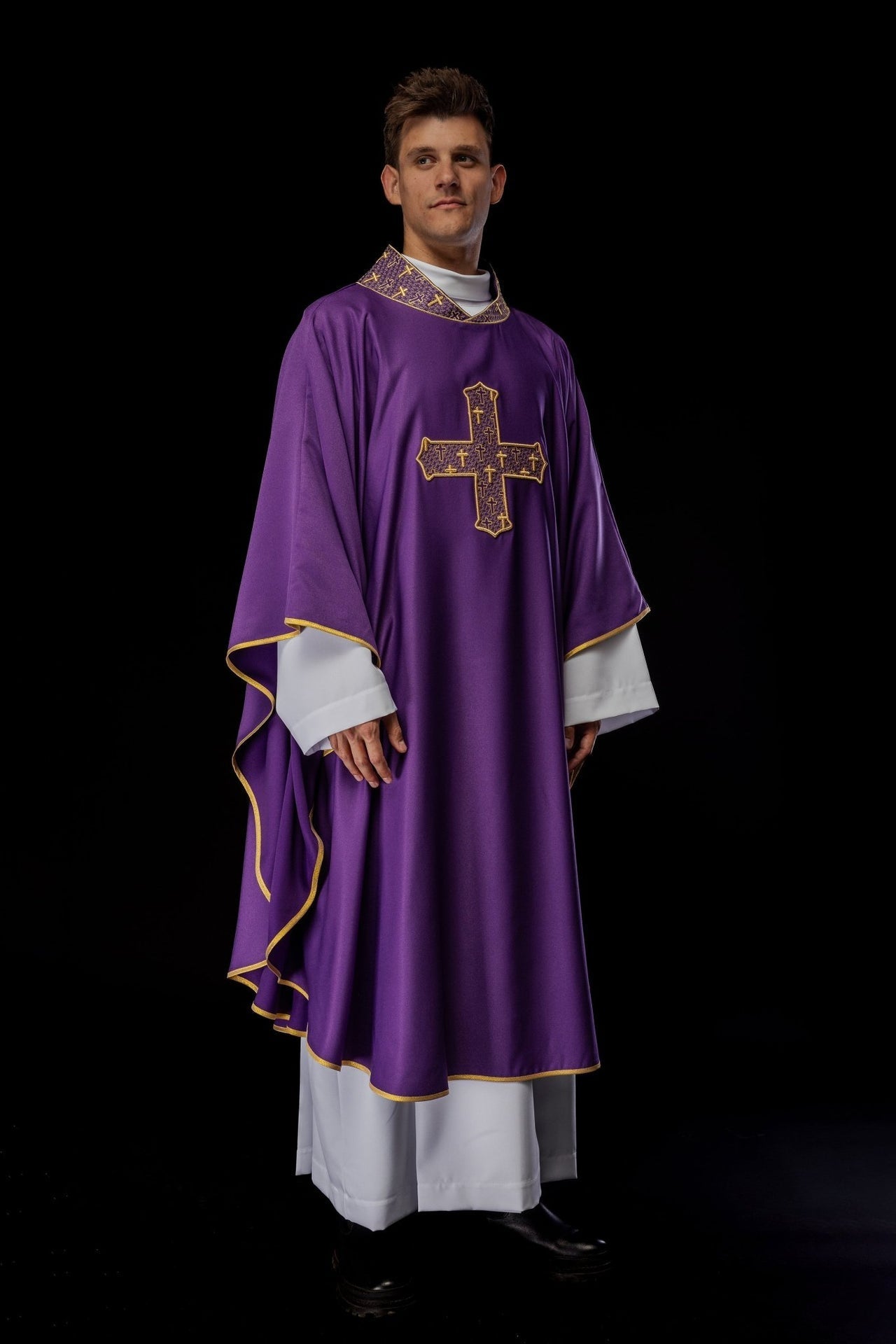 Ornat Liturgiczny Ecru z Fioletowym Krzyżem i Stułą - SZATYLITURGICZNE.PL