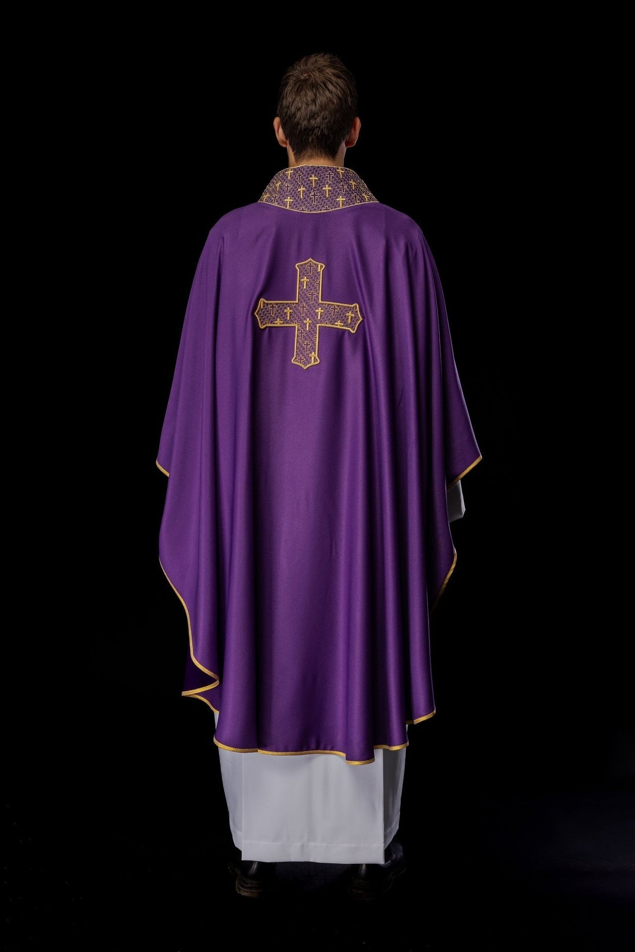Ornat Liturgiczny Ecru z Fioletowym Krzyżem i Stułą - SZATYLITURGICZNE.PL