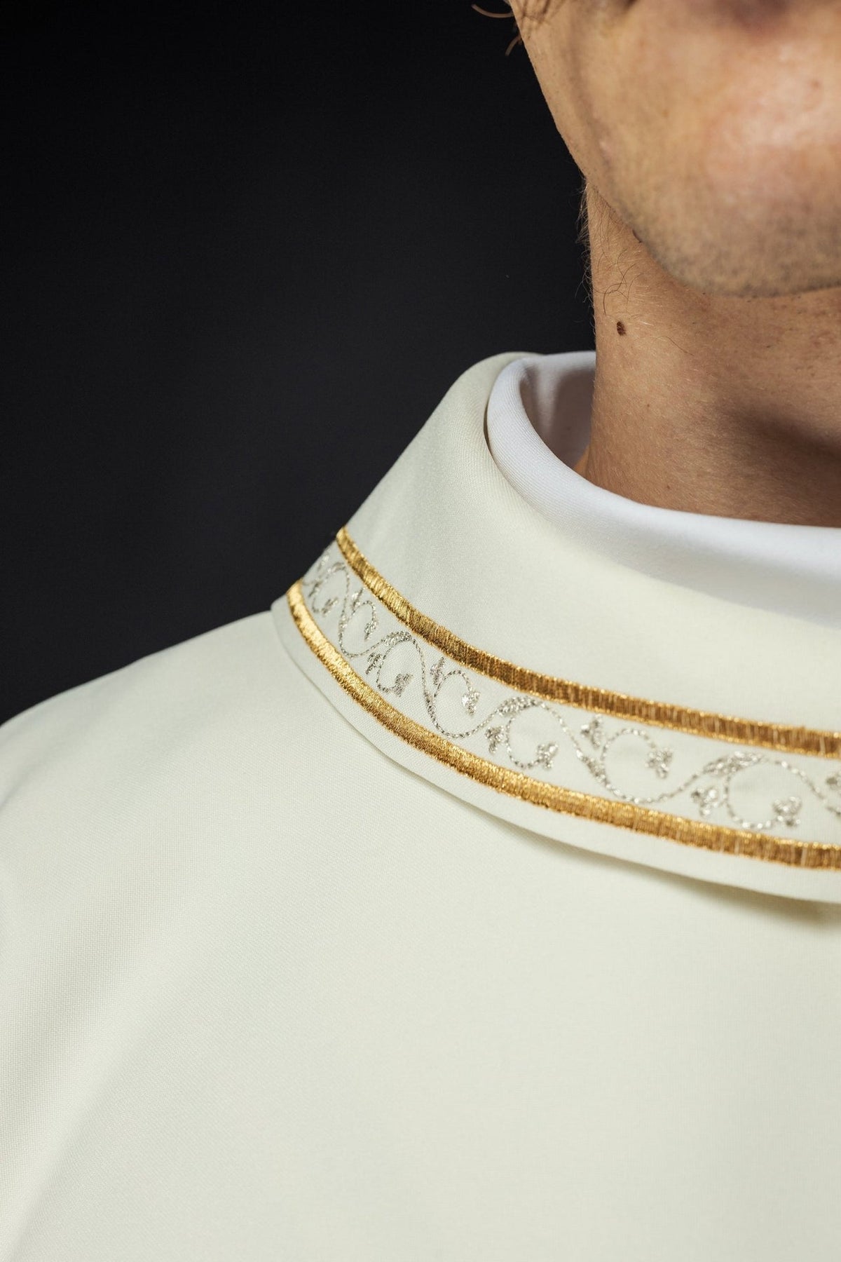 Ornat Liturgiczny Ecru z Haftem Baranka Bożego - Polska Produkcja - SZATYLITURGICZNE.PL