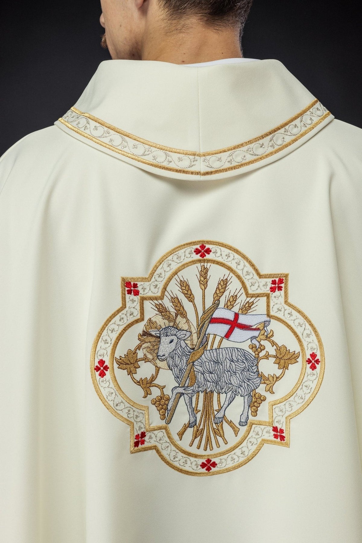 Ornat Liturgiczny Ecru z Haftem Baranka Bożego - Polska Produkcja - SZATYLITURGICZNE.PL