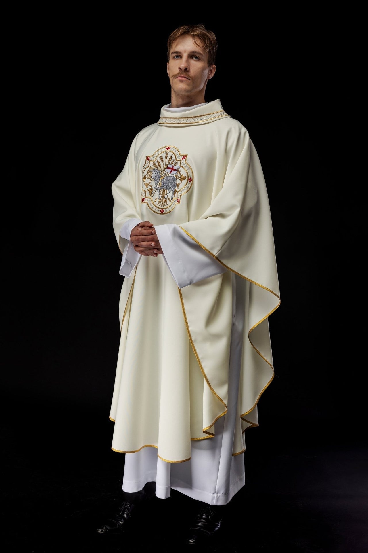 Ornat Liturgiczny Ecru z Haftem Baranka Bożego - Polska Produkcja - SZATYLITURGICZNE.PL