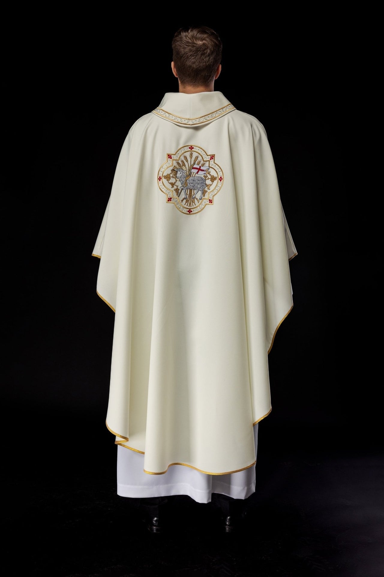 Ornat Liturgiczny Ecru z Haftem Baranka Bożego - Polska Produkcja - SZATYLITURGICZNE.PL