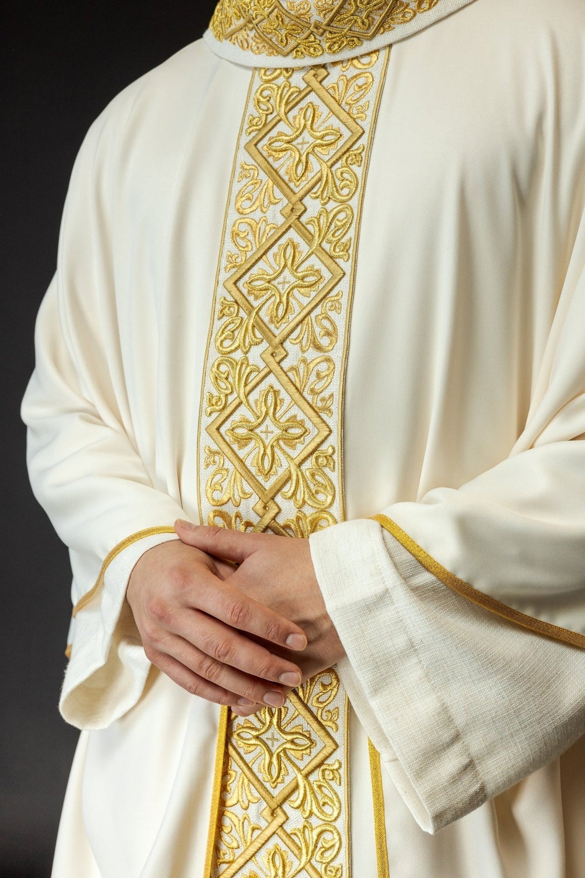Ornat Liturgiczny Ecru z Haftem Florystycznym i Złotymi Krzyżami - SZATYLITURGICZNE.PL