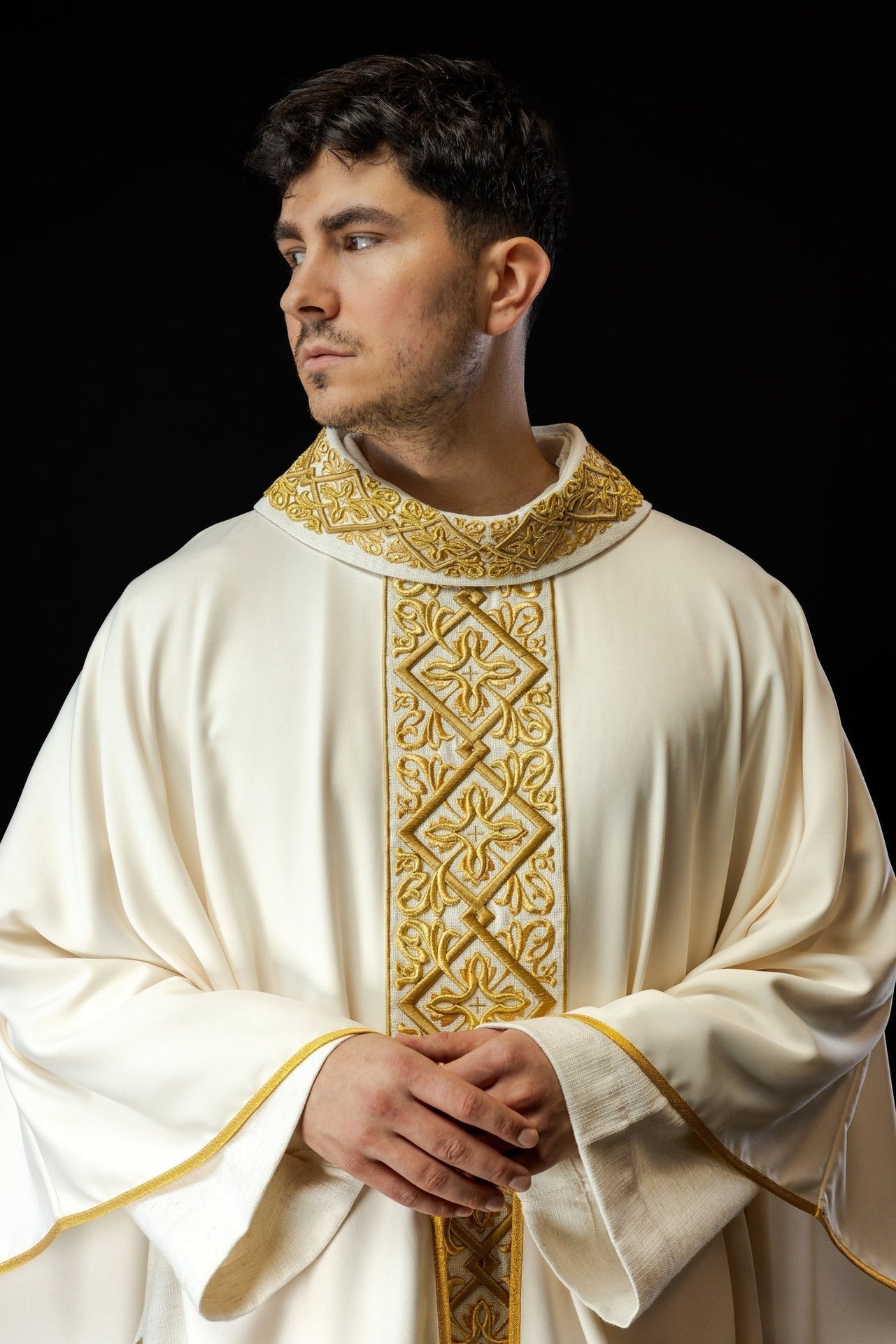 Ornat Liturgiczny Ecru z Haftem Florystycznym i Złotymi Krzyżami - SZATYLITURGICZNE.PL