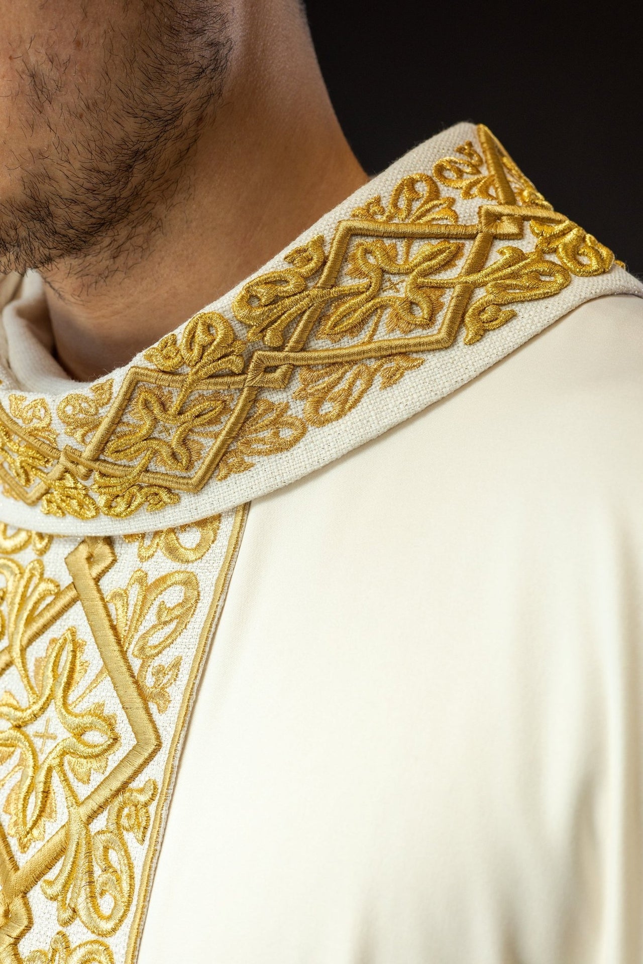 Ornat Liturgiczny Ecru z Haftem Florystycznym i Złotymi Krzyżami - SZATYLITURGICZNE.PL