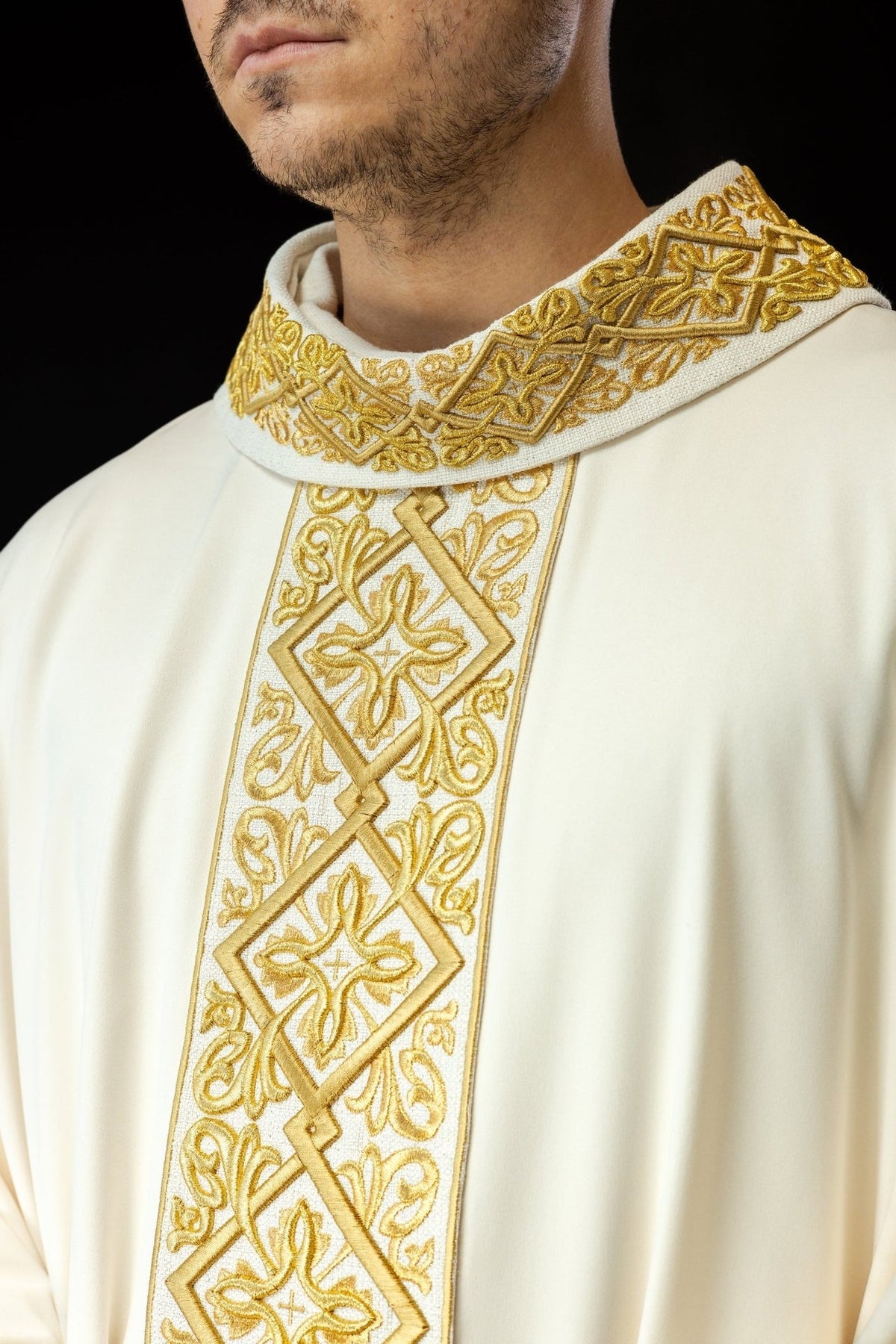Ornat Liturgiczny Ecru z Haftem Florystycznym i Złotymi Krzyżami - SZATYLITURGICZNE.PL