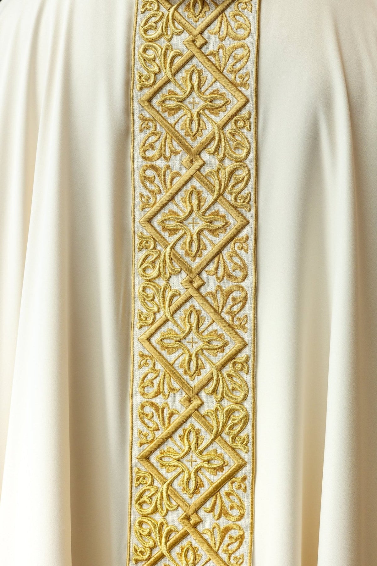 Ornat Liturgiczny Ecru z Haftem Florystycznym i Złotymi Krzyżami - SZATYLITURGICZNE.PL