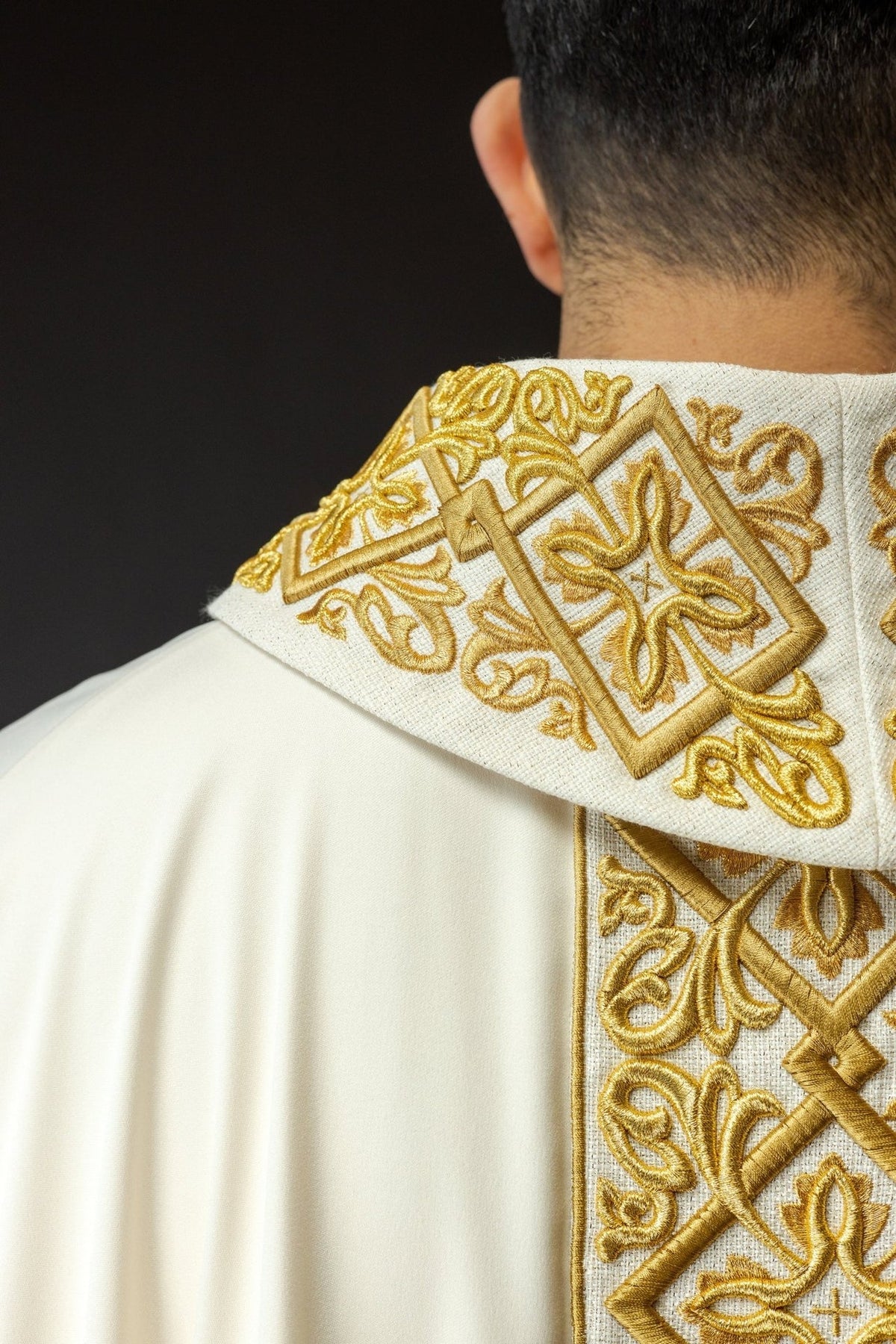 Ornat Liturgiczny Ecru z Haftem Florystycznym i Złotymi Krzyżami - SZATYLITURGICZNE.PL