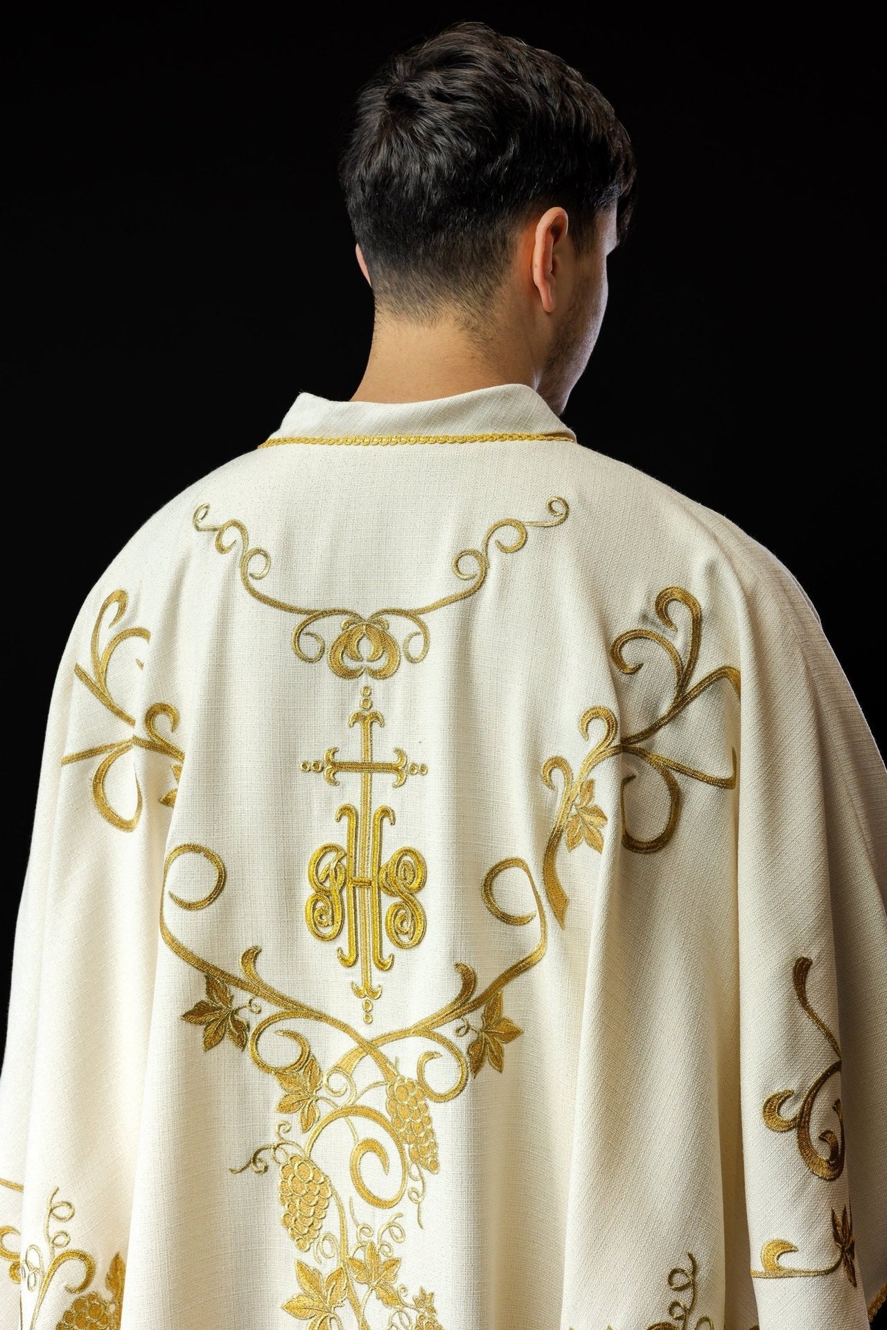 Ornat Liturgiczny Ecru z Haftem IHS i Winogron - Polska Produkcja - SZATYLITURGICZNE.PL