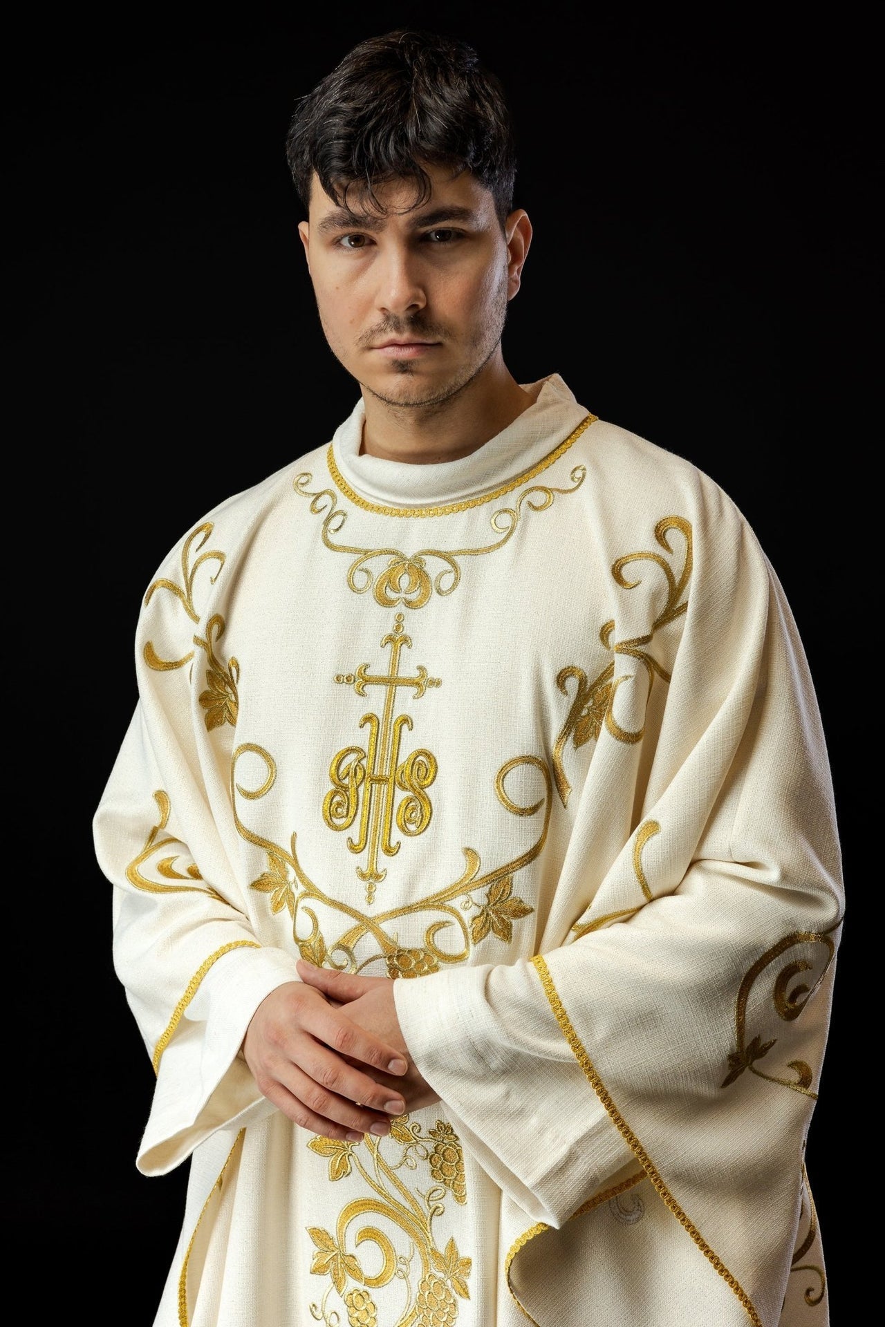 Ornat Liturgiczny Ecru z Haftem IHS i Winogron - Polska Produkcja - SZATYLITURGICZNE.PL