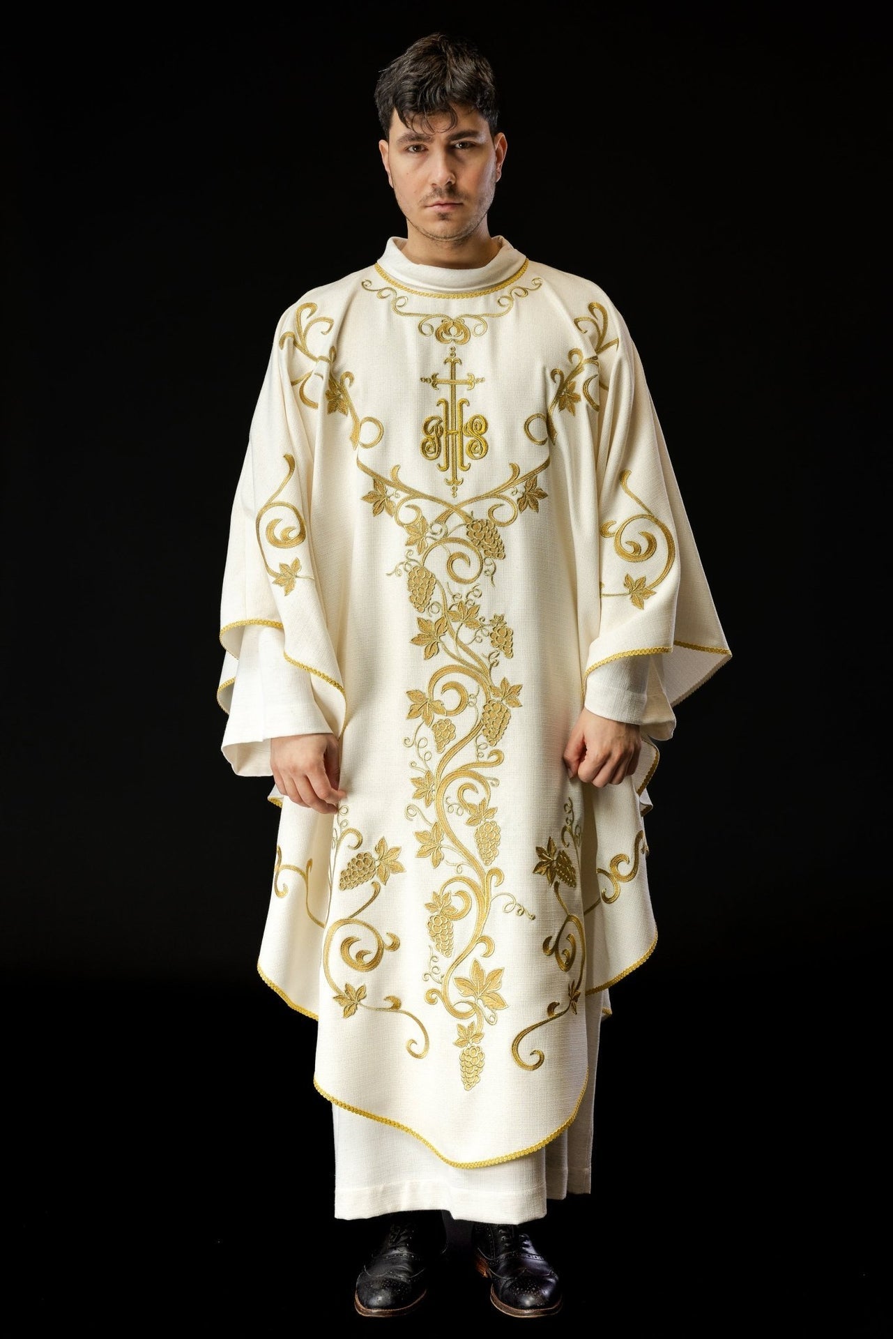 Ornat Liturgiczny Ecru z Haftem IHS i Winogron - Polska Produkcja - SZATYLITURGICZNE.PL