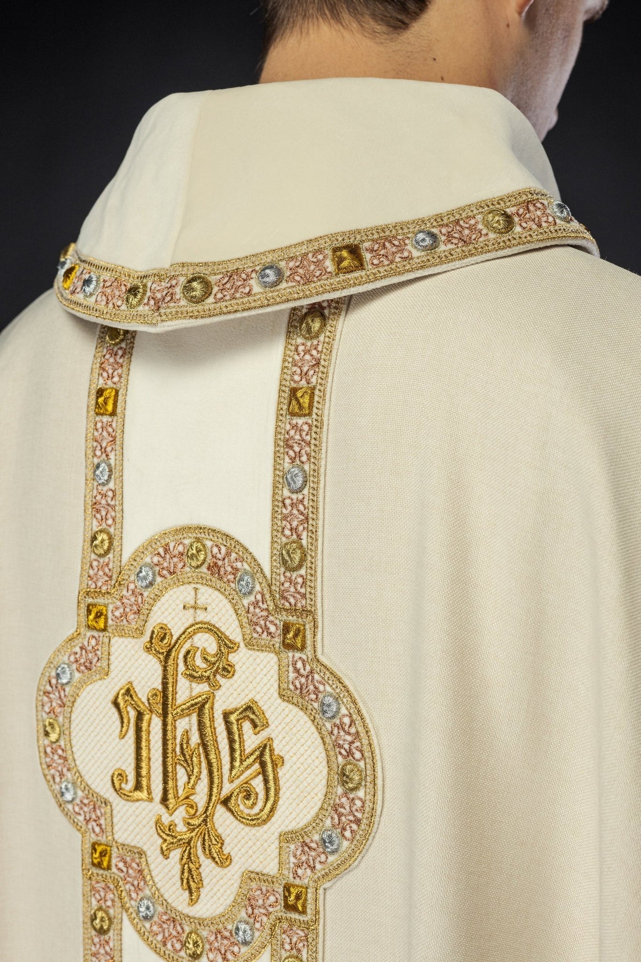 Ornat Liturgiczny Ecru z Haftem IHS i Złotą Lamówką - SZATYLITURGICZNE.PL