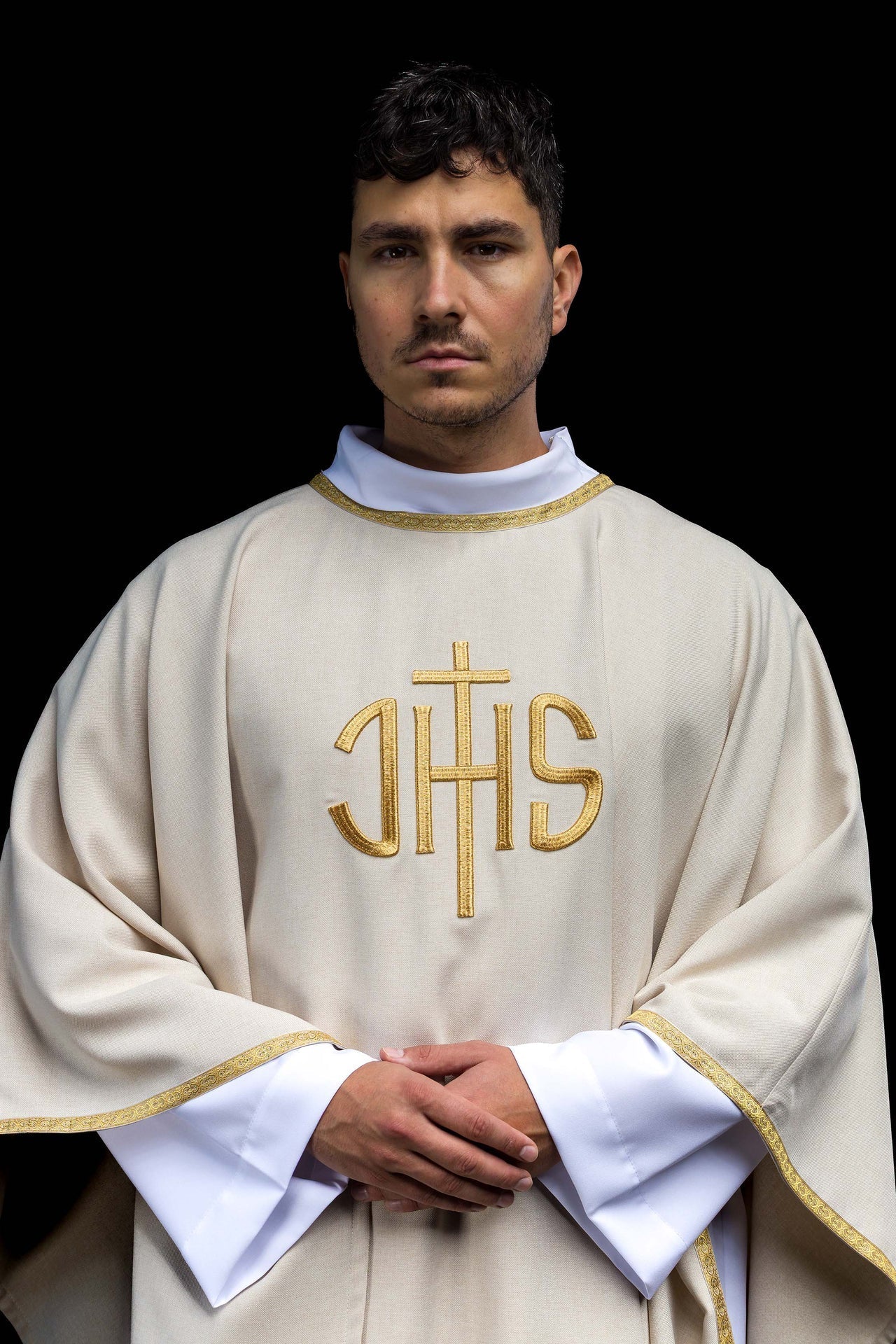 Ornat Liturgiczny Ecru z Haftem IHS - Złota Lamówka - SZATYLITURGICZNE.PL