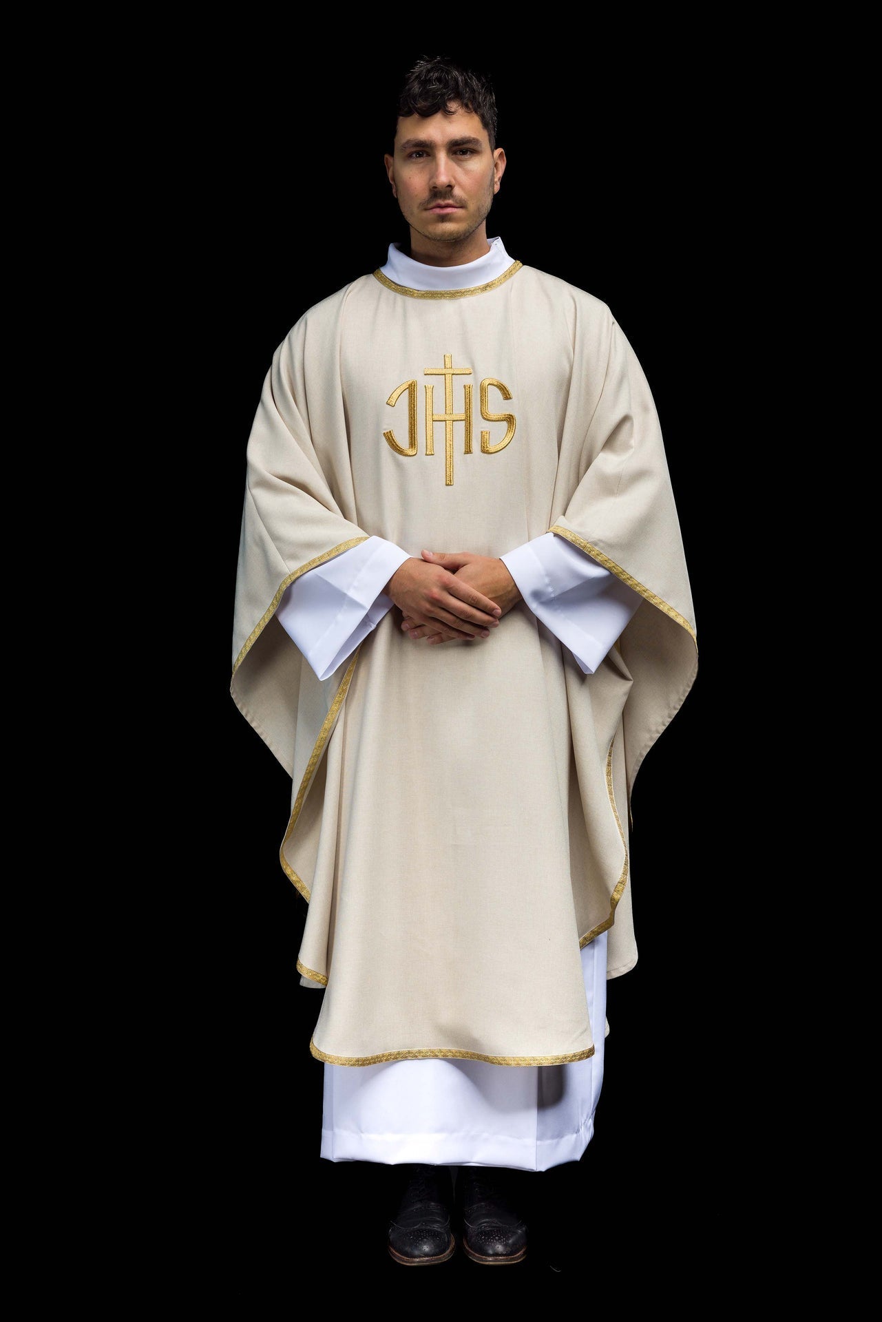 Ornat Liturgiczny Ecru z Haftem IHS - Złota Lamówka - SZATYLITURGICZNE.PL