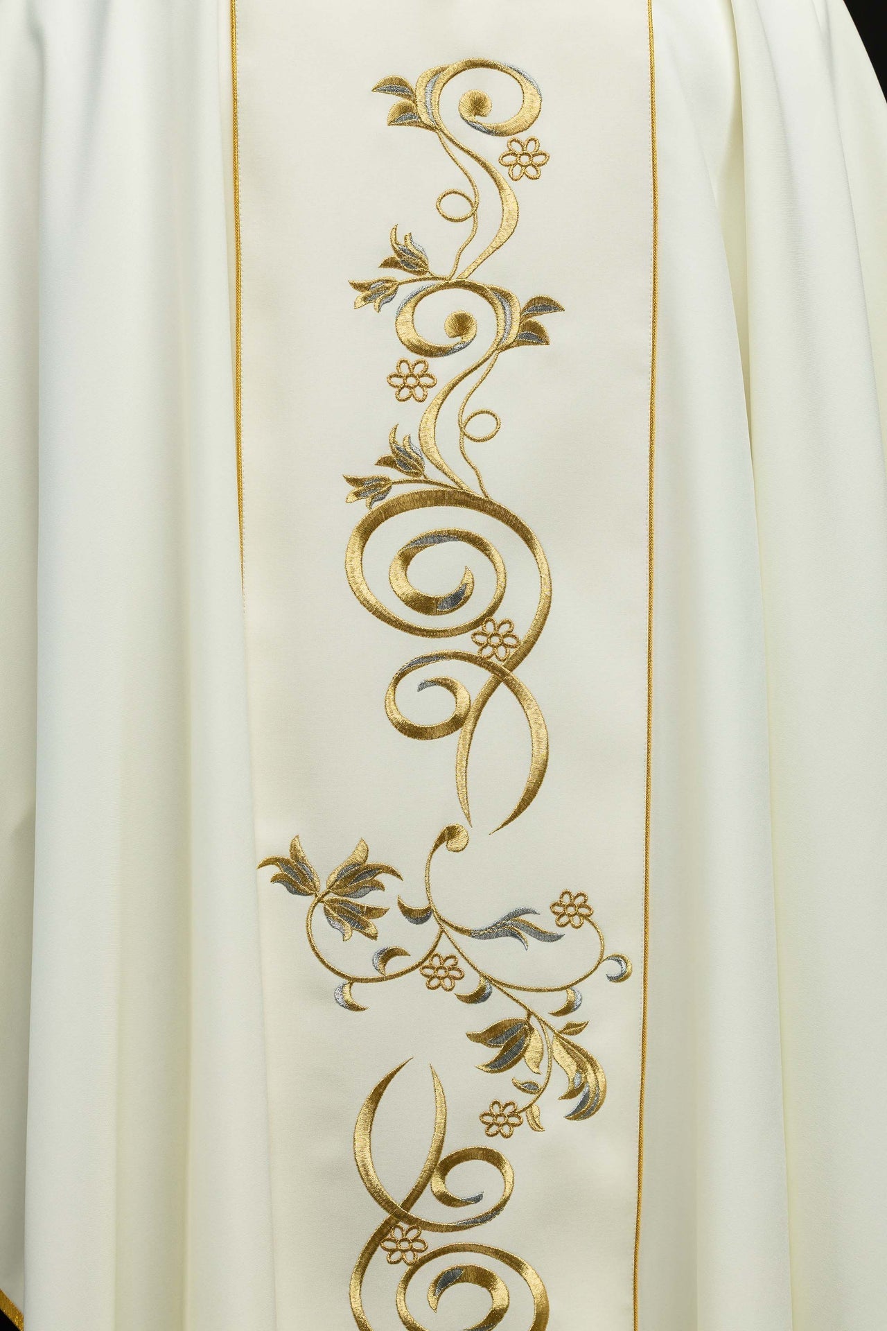 Ornat Liturgiczny Ecru z Haftem Jezus Dobry Pasterz - SZATYLITURGICZNE.PL