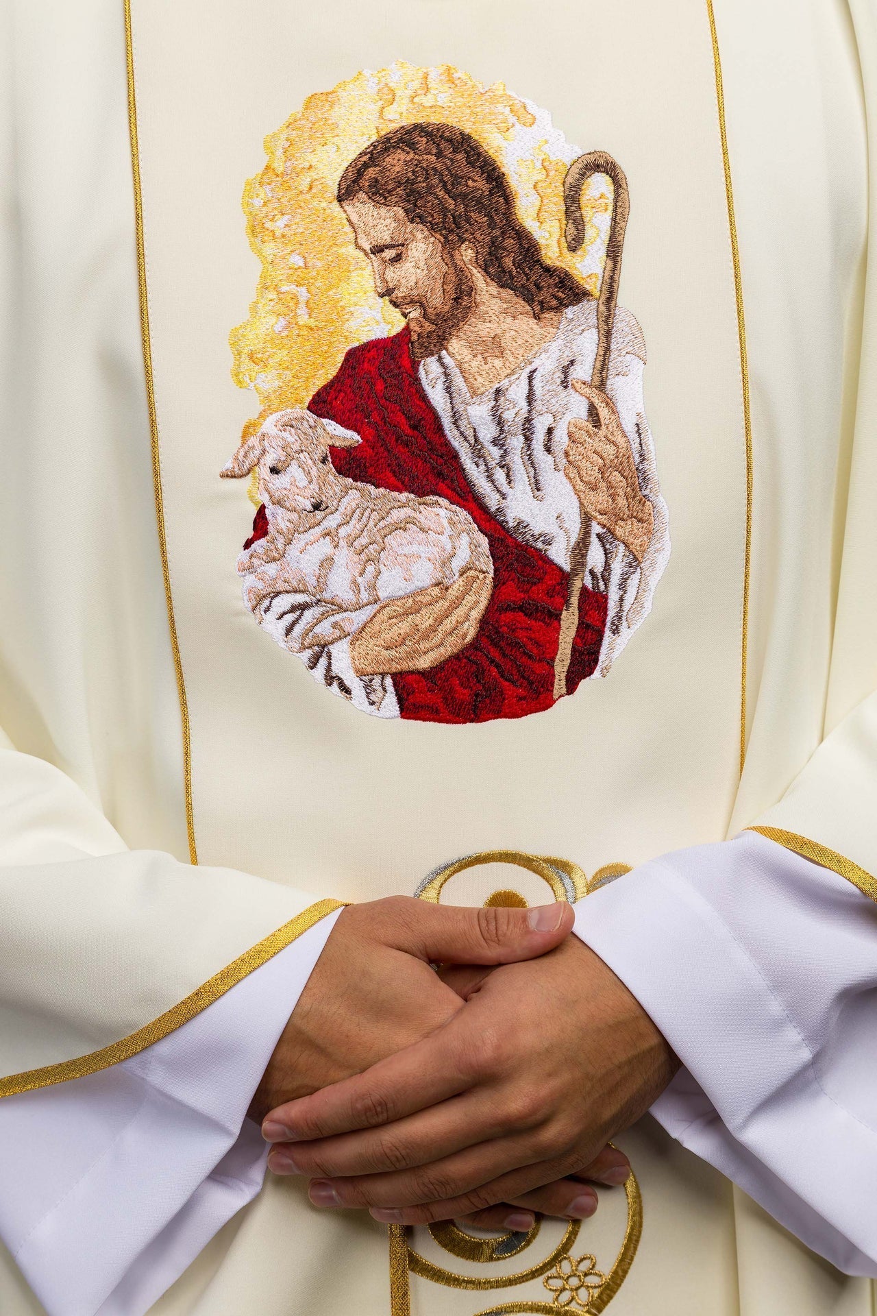 Ornat Liturgiczny Ecru z Haftem Jezus Dobry Pasterz - SZATYLITURGICZNE.PL