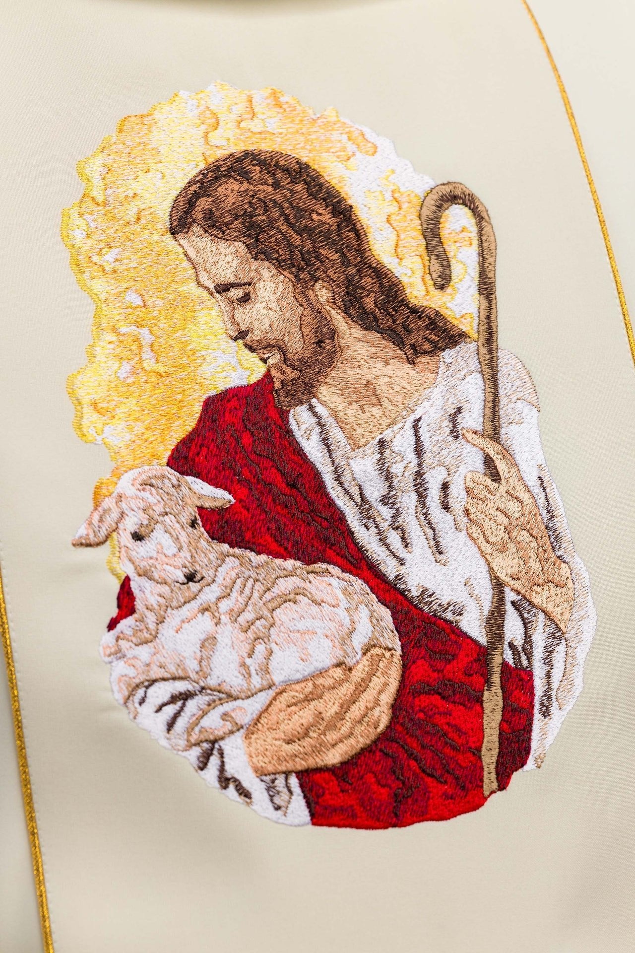 Ornat Liturgiczny Ecru z Haftem Jezus Dobry Pasterz - SZATYLITURGICZNE.PL
