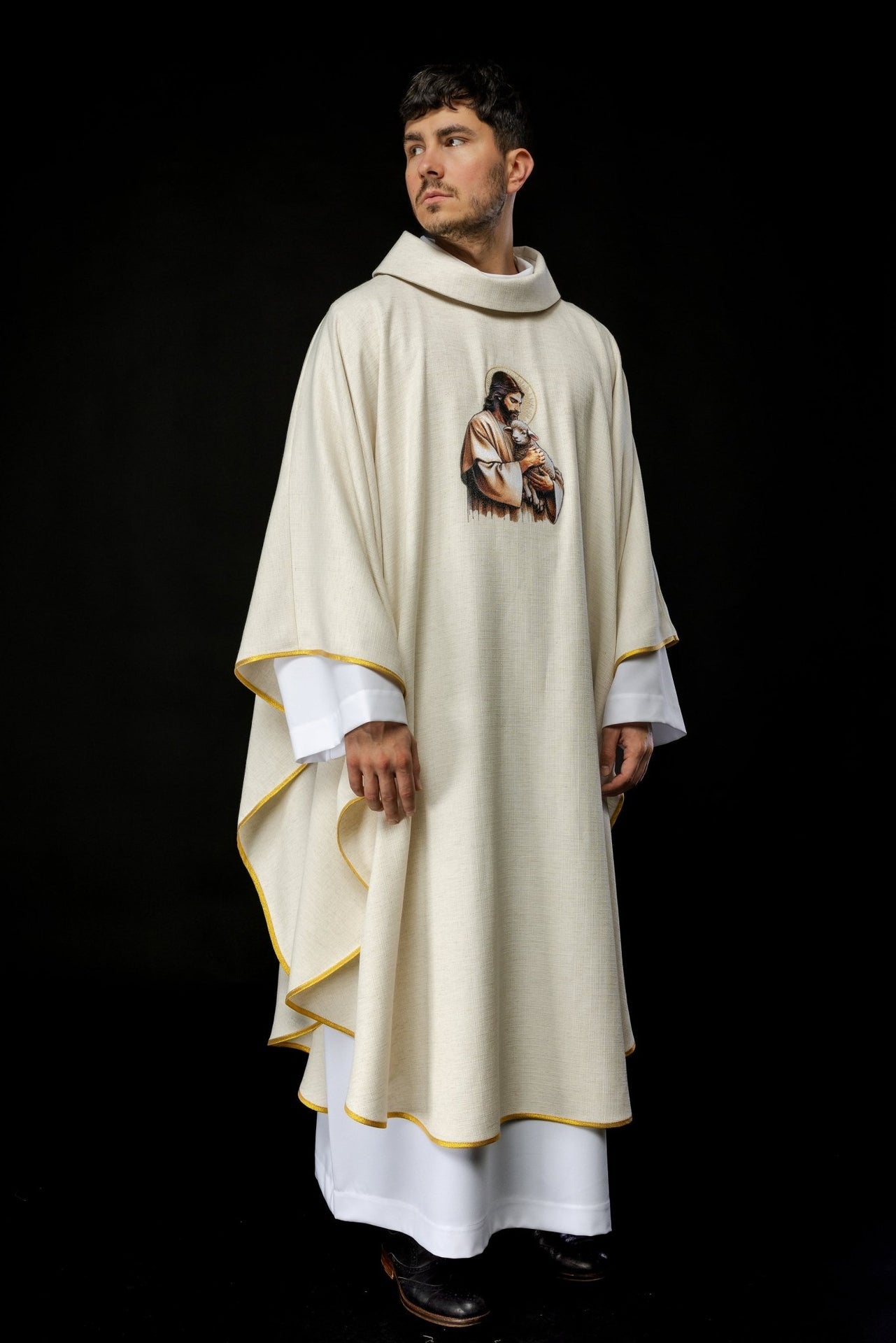 Ornat Liturgiczny Ecru z Haftem Jezusa Dobrego Pasterza - SZATYLITURGICZNE.PL