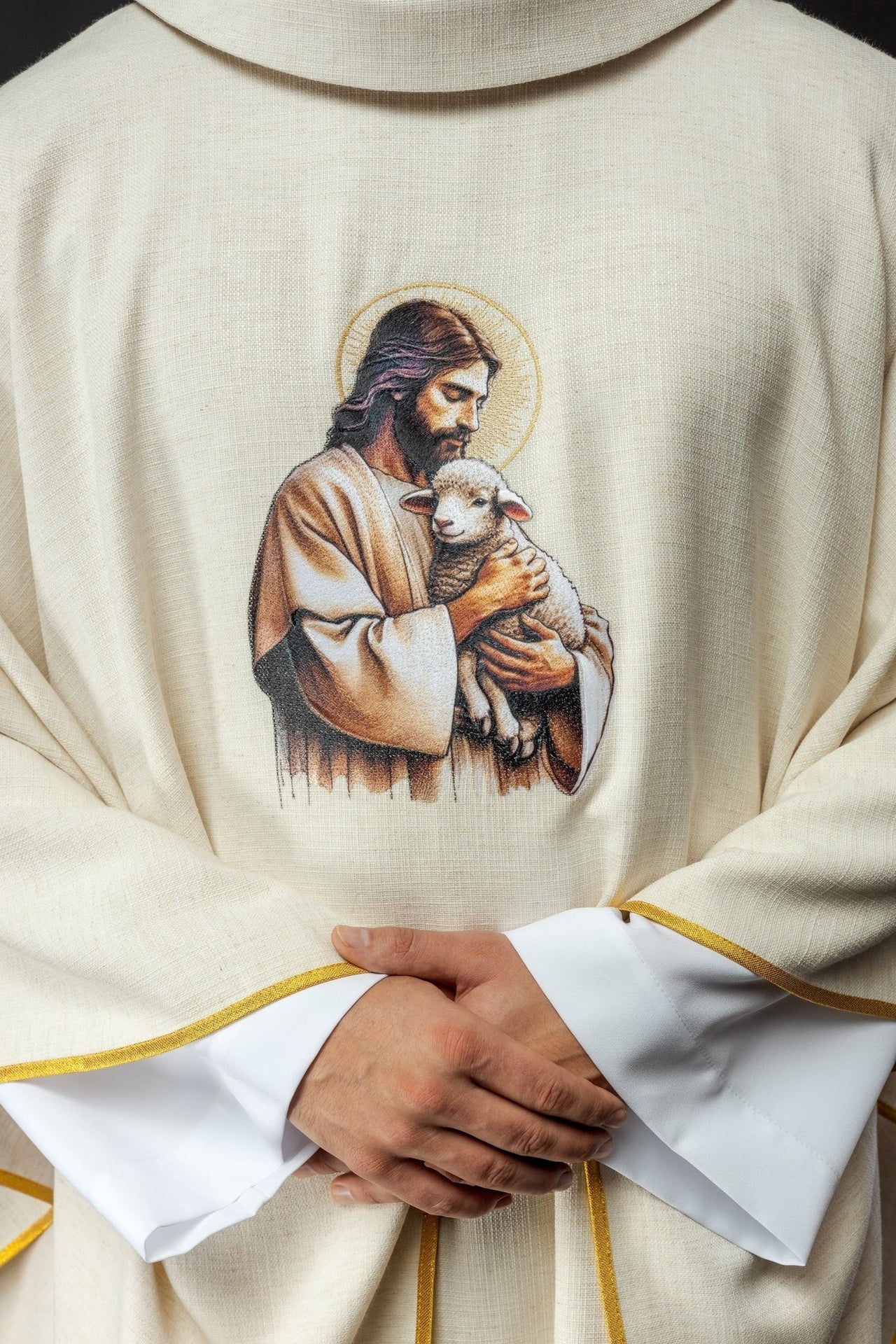 Ornat Liturgiczny Ecru z Haftem Jezusa Dobrego Pasterza - SZATYLITURGICZNE.PL