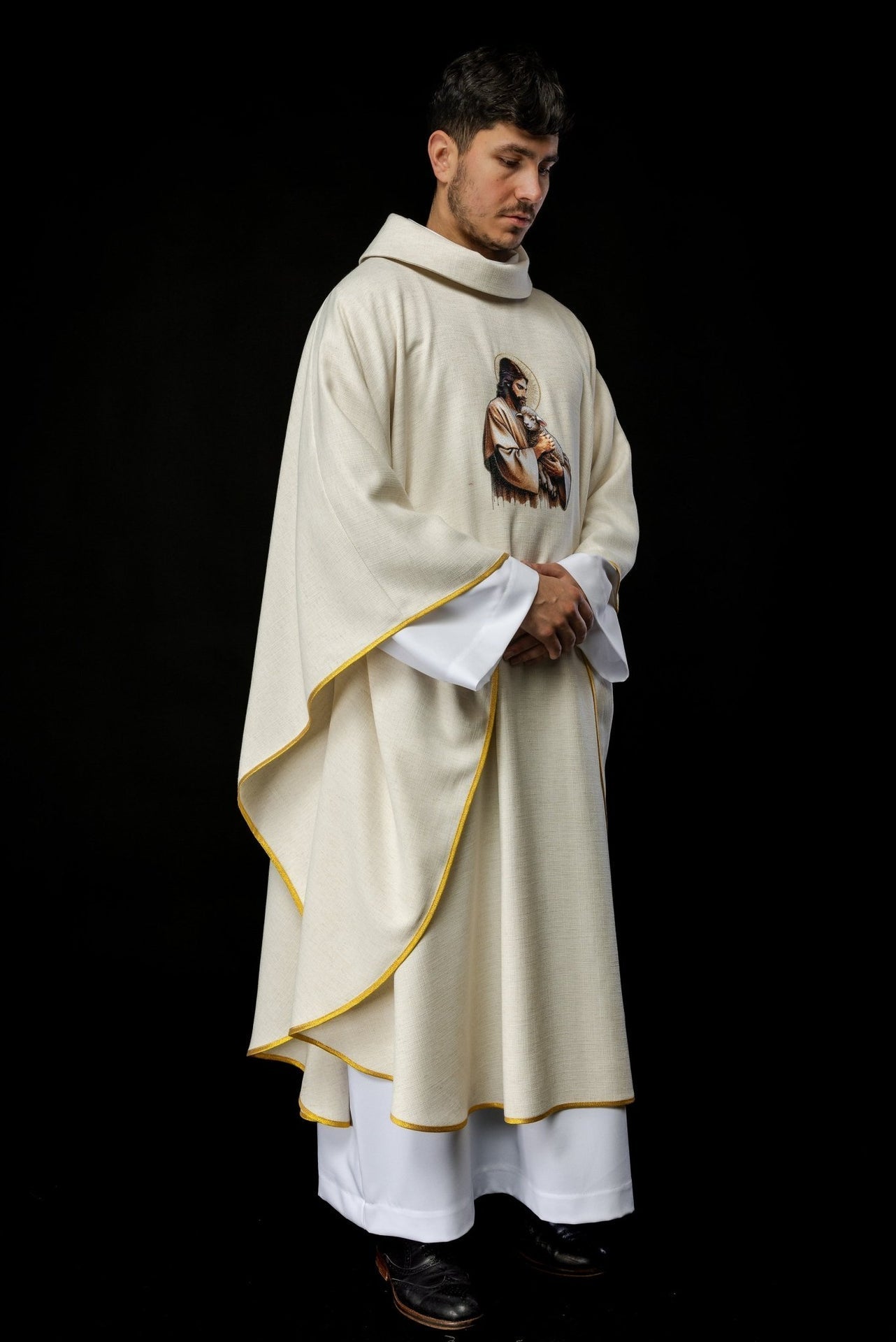 Ornat Liturgiczny Ecru z Haftem Jezusa Dobrego Pasterza - SZATYLITURGICZNE.PL