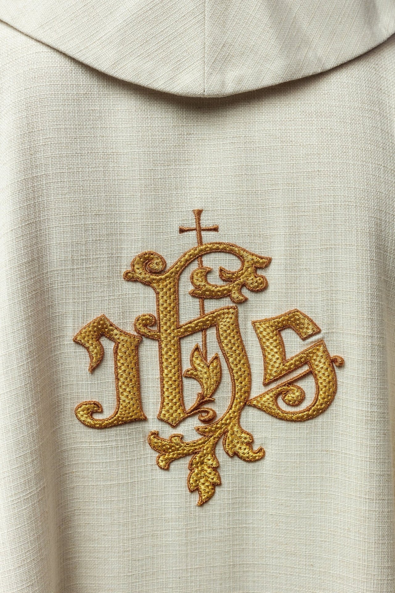 Ornat Liturgiczny Ecru z Haftem Jezusa Dobrego Pasterza - SZATYLITURGICZNE.PL
