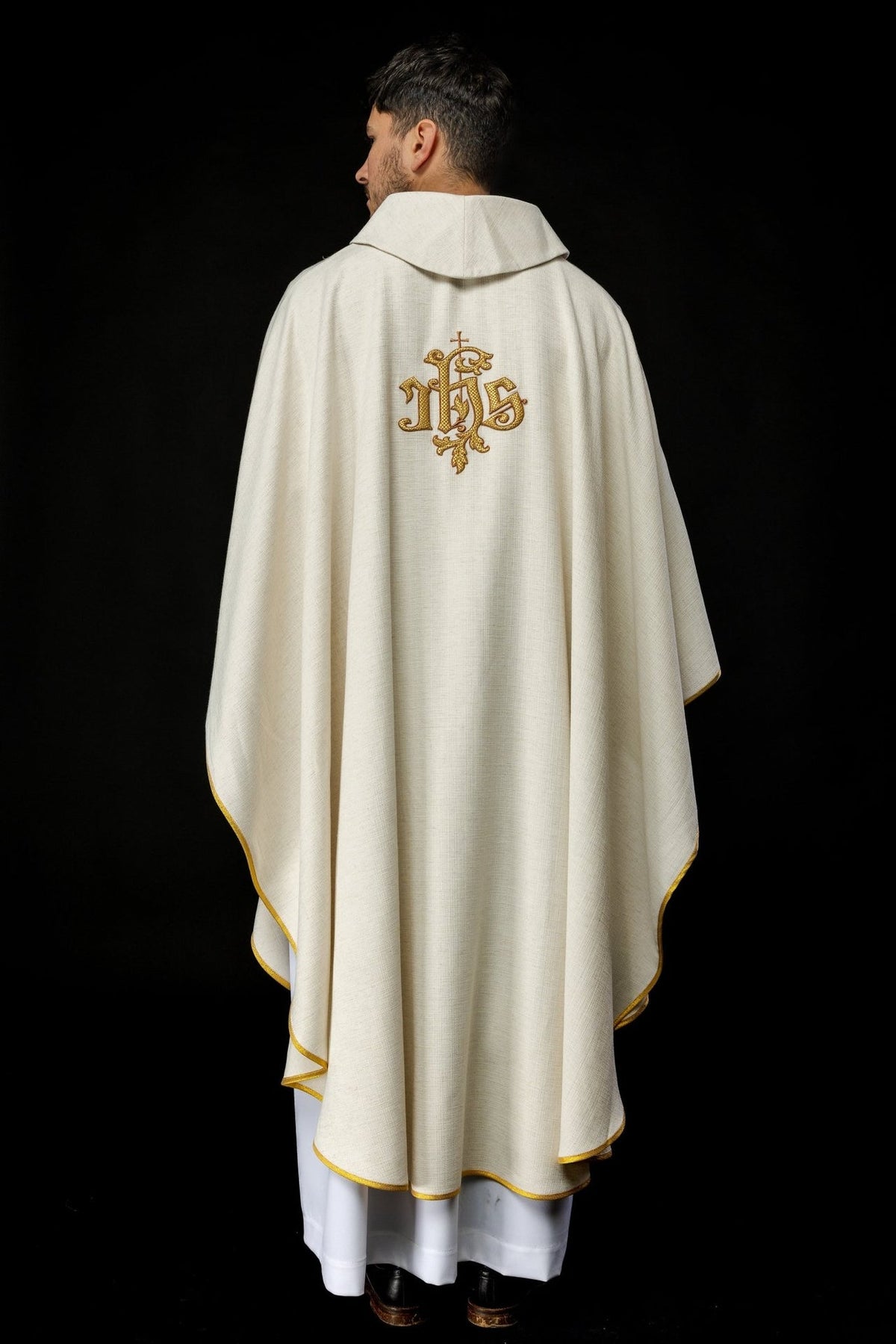 Ornat Liturgiczny Ecru z Haftem Jezusa Dobrego Pasterza - SZATYLITURGICZNE.PL