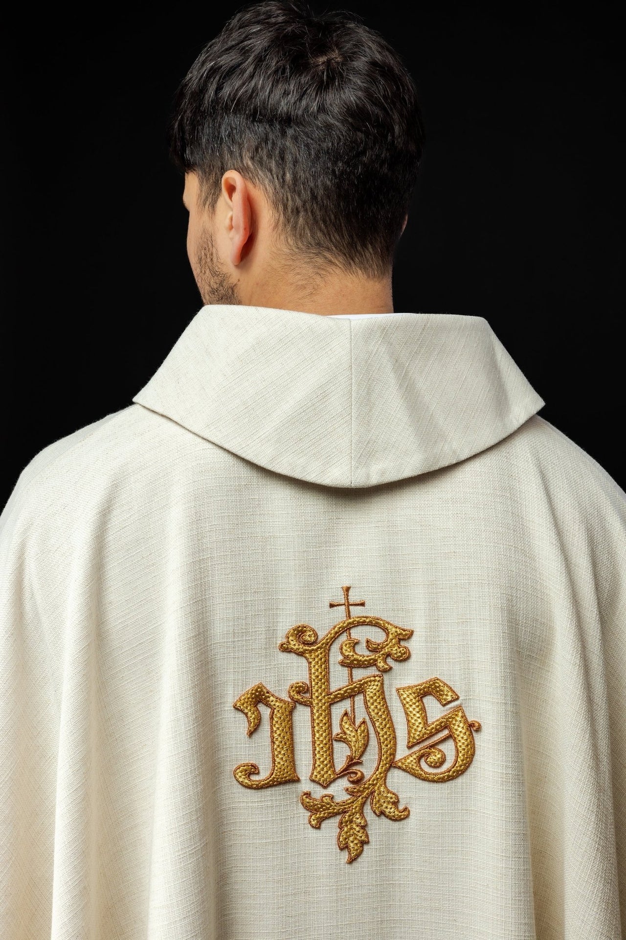 Ornat Liturgiczny Ecru z Haftem Jezusa Dobrego Pasterza - SZATYLITURGICZNE.PL
