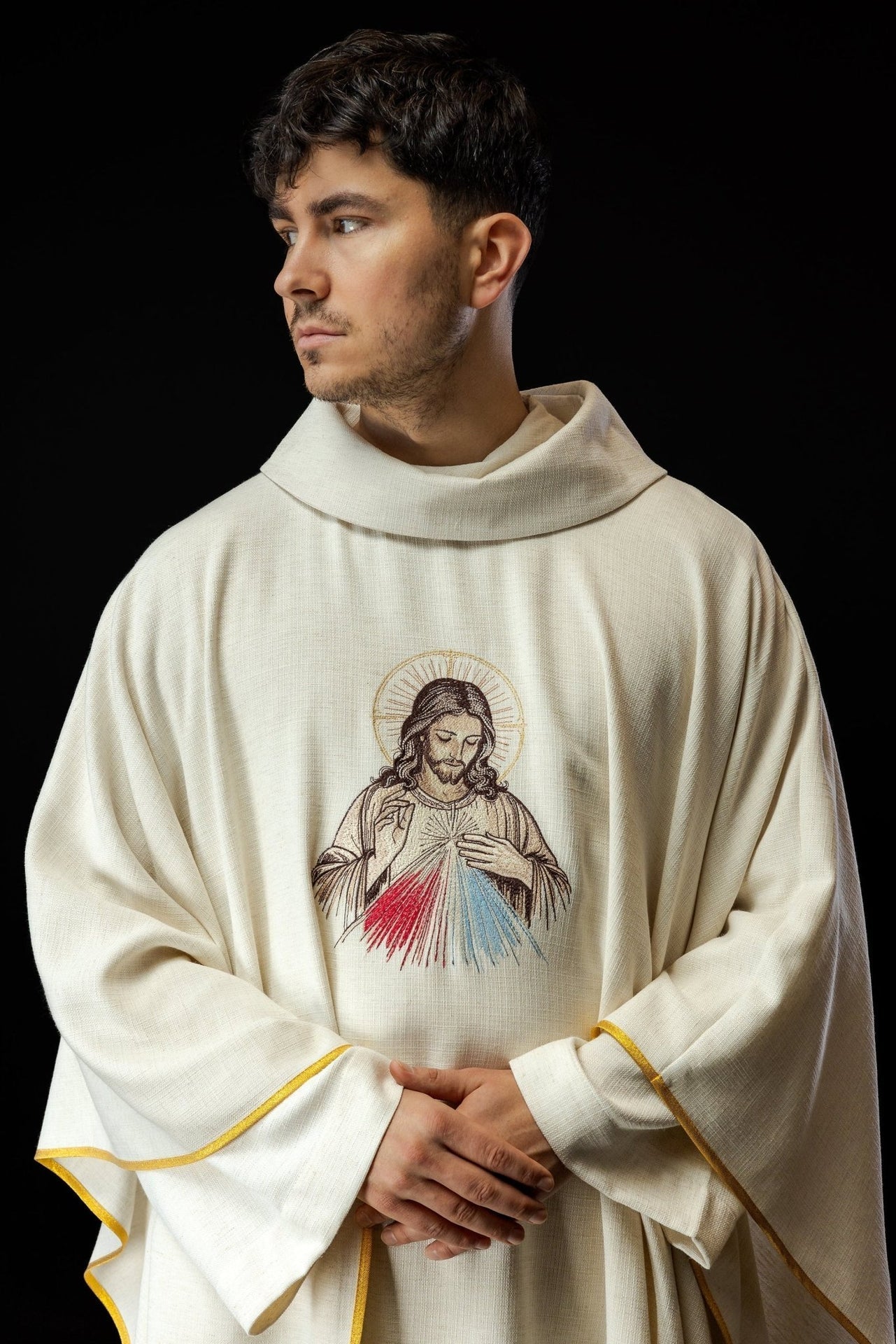 Ornat Liturgiczny Ecru z Haftem Jezusa Miłosiernego - SZATYLITURGICZNE.PL