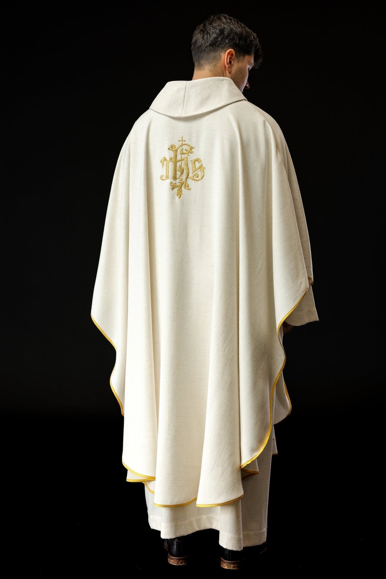 Ornat Liturgiczny Ecru z Haftem Jezusa Miłosiernego - SZATYLITURGICZNE.PL