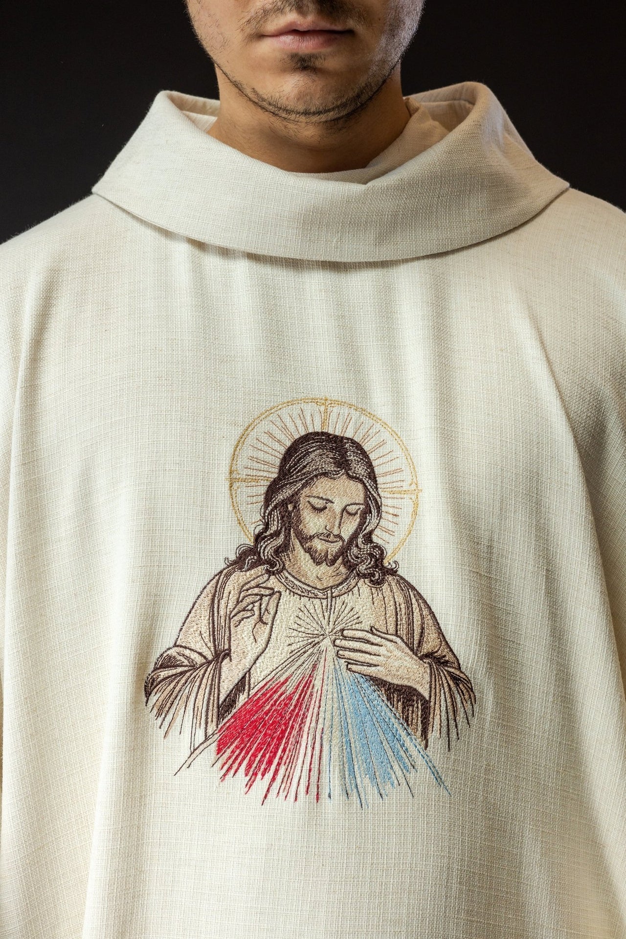 Ornat Liturgiczny Ecru z Haftem Jezusa Miłosiernego - SZATYLITURGICZNE.PL