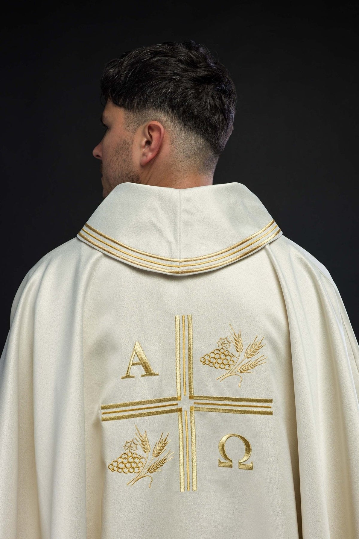 Ornat Liturgiczny Ecru z Haftem Krzyża, Alfa i Omega - Kłosy - SZATYLITURGICZNE.PL