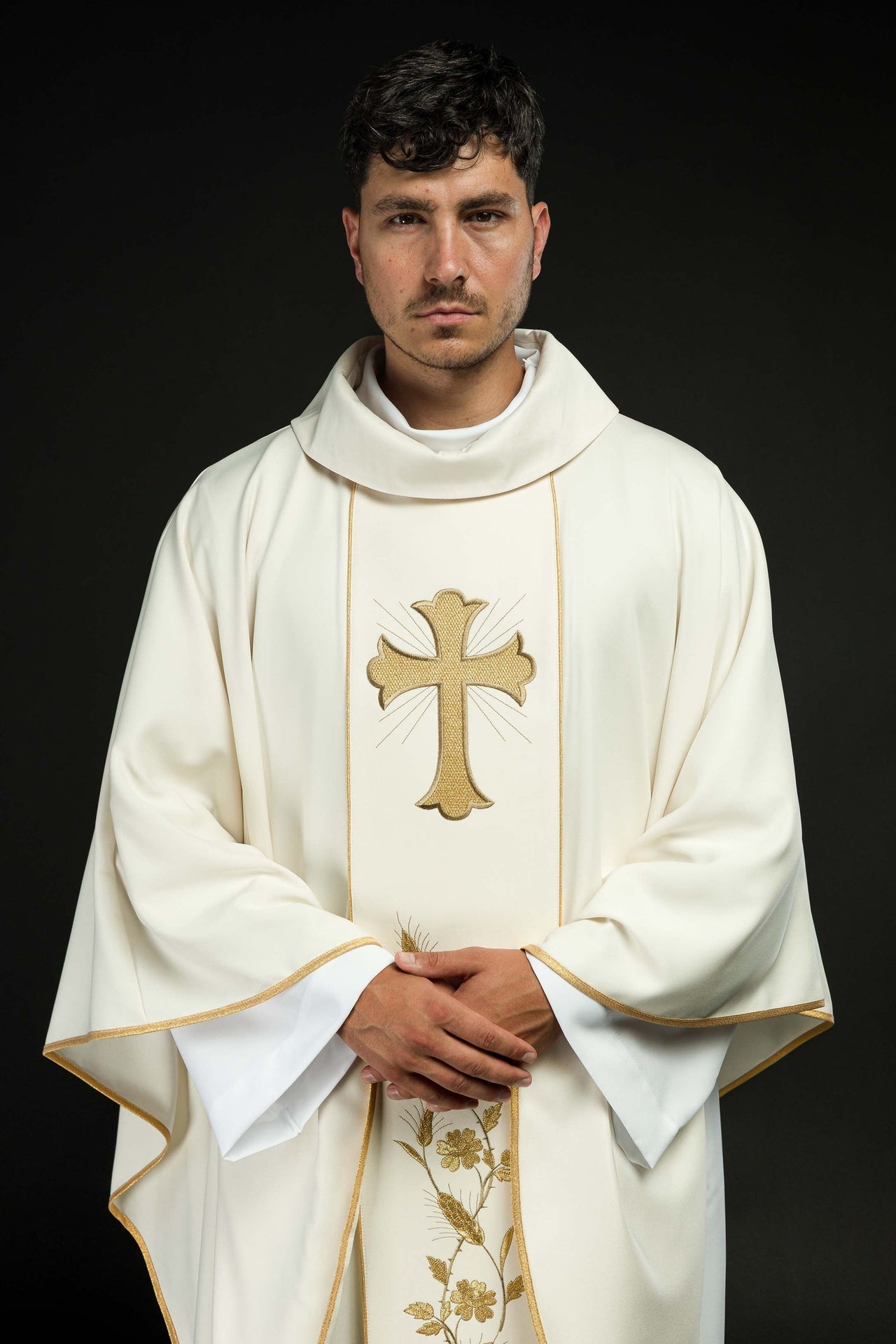 Ornat Liturgiczny Ecru z Haftem Krzyża i Kłosów Eucharystycznych - SZATYLITURGICZNE.PL