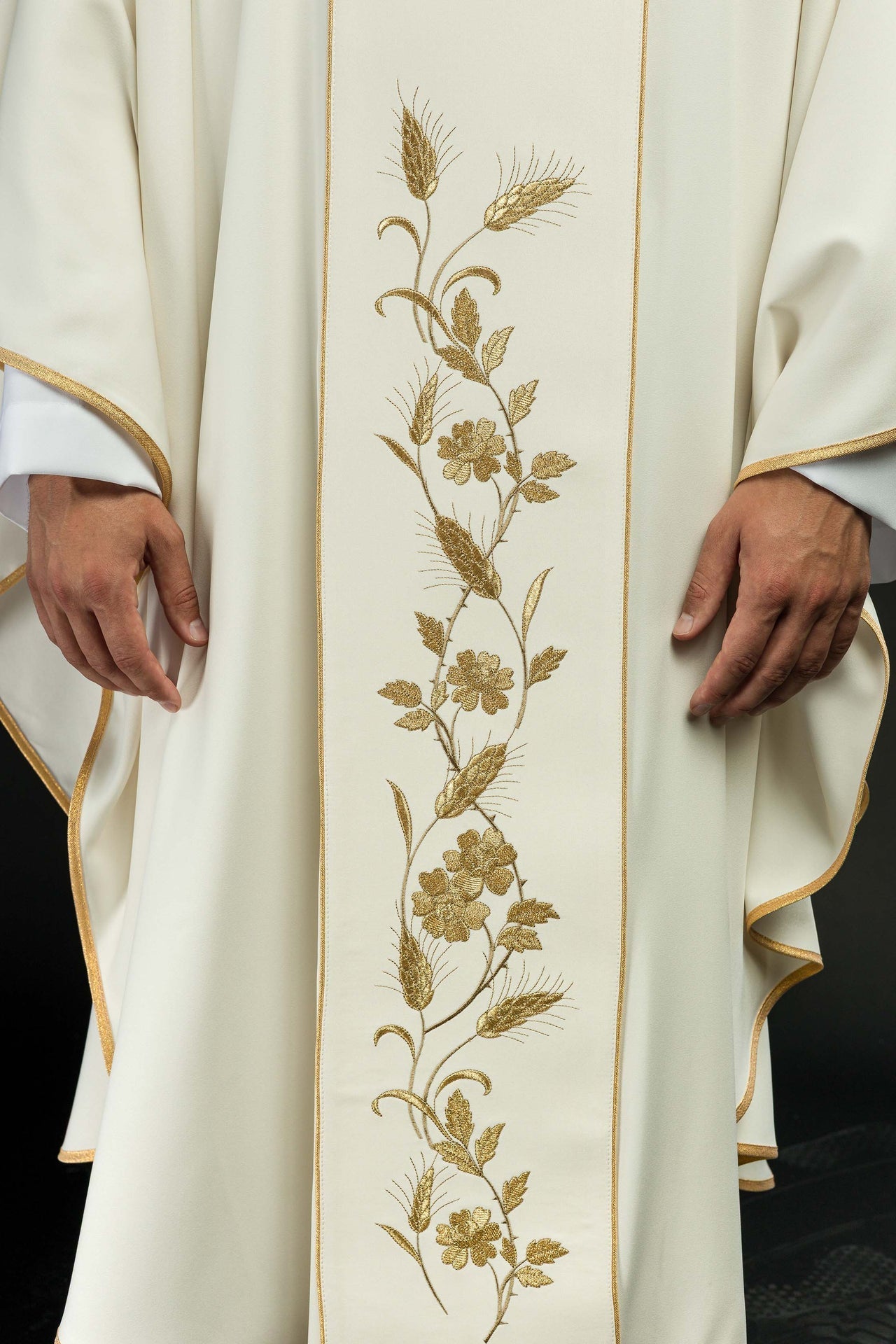 Ornat Liturgiczny Ecru z Haftem Krzyża i Kłosów Eucharystycznych - SZATYLITURGICZNE.PL