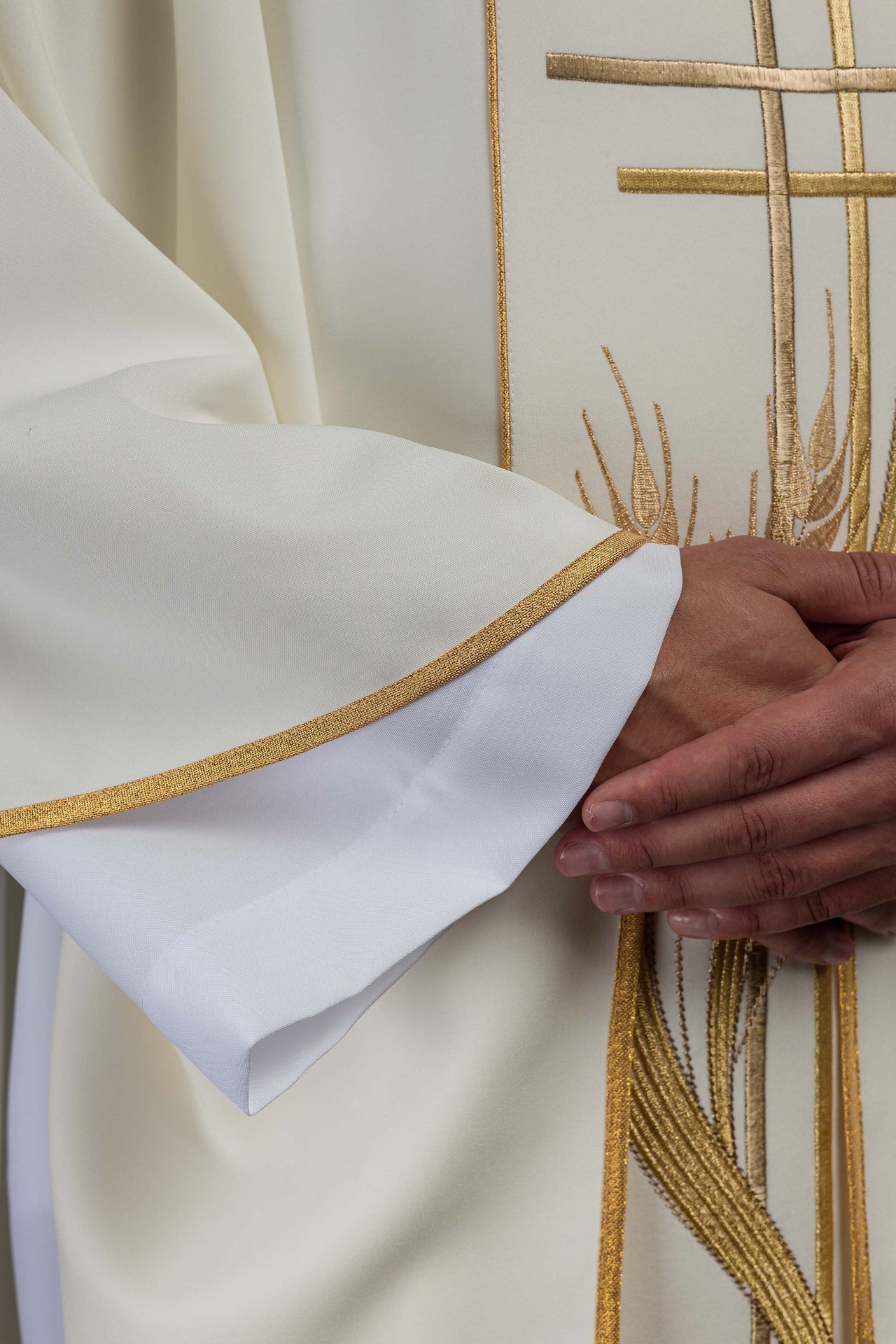 Ornat Liturgiczny Ecru z Haftem Krzyża i Kłosów - Polski Producent - SZATYLITURGICZNE.PL