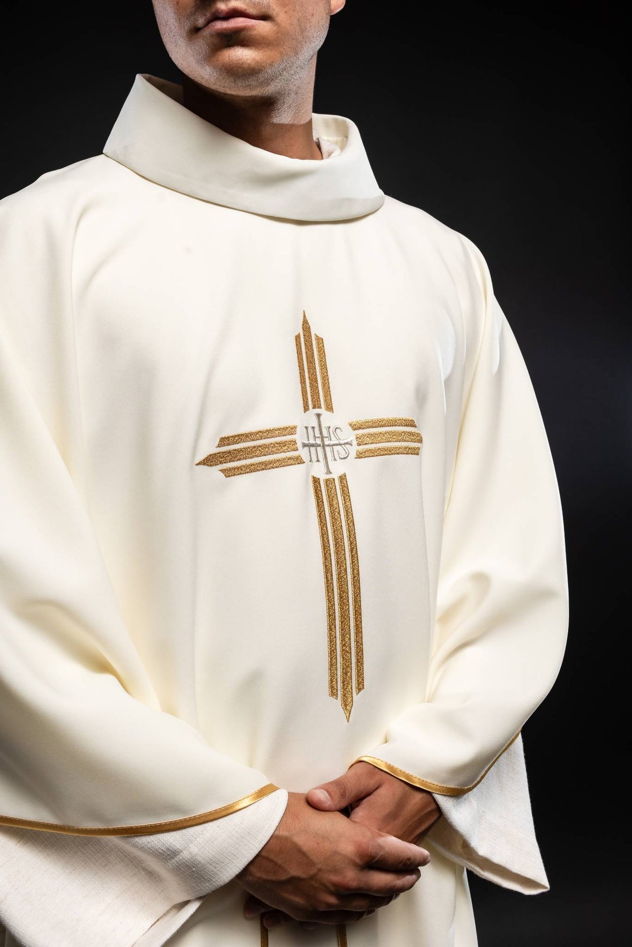 Ornat Liturgiczny Ecru z Haftem Krzyża IHS - Złota Lamówka - SZATYLITURGICZNE.PL