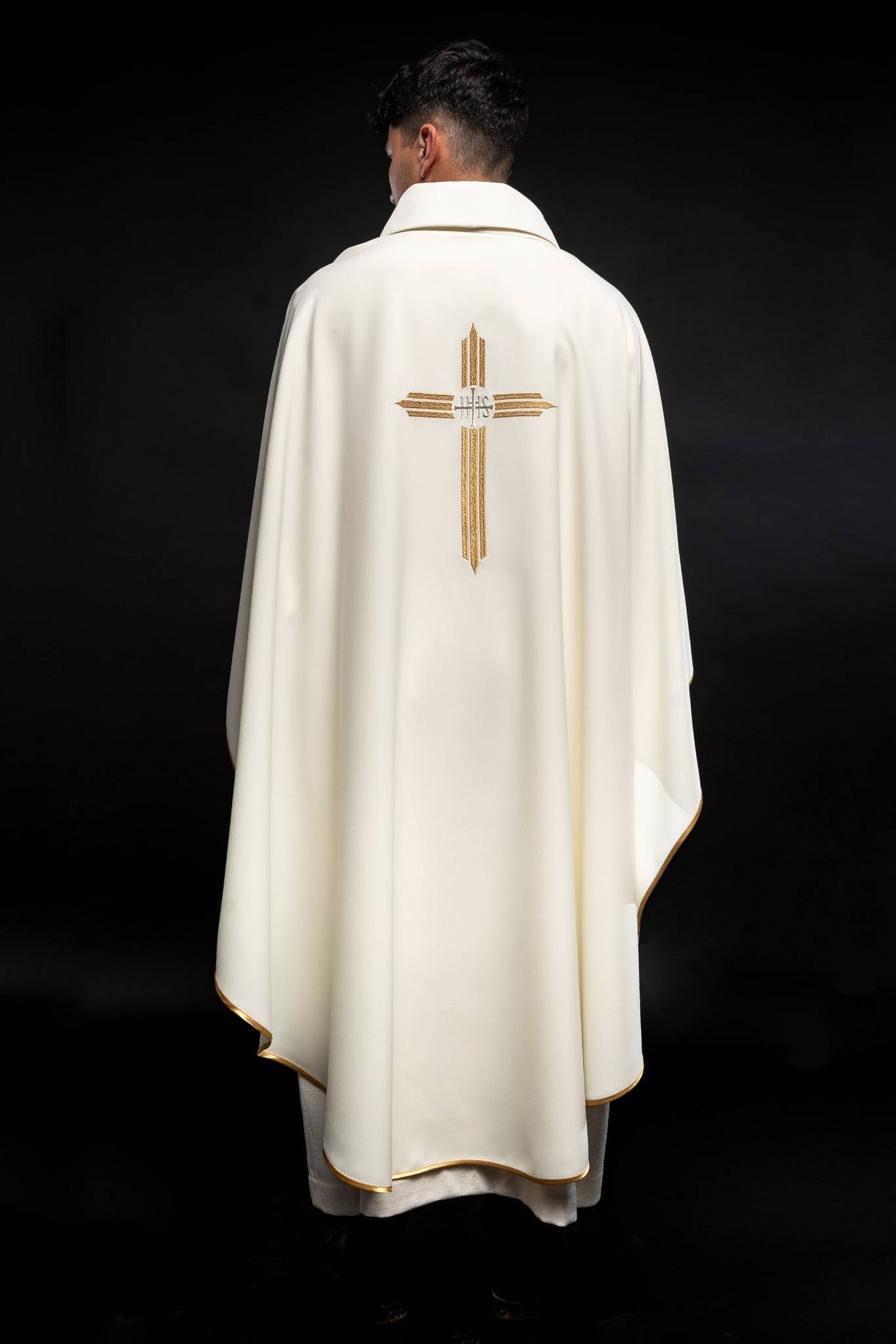 Ornat Liturgiczny Ecru z Haftem Krzyża IHS - Złota Lamówka - SZATYLITURGICZNE.PL