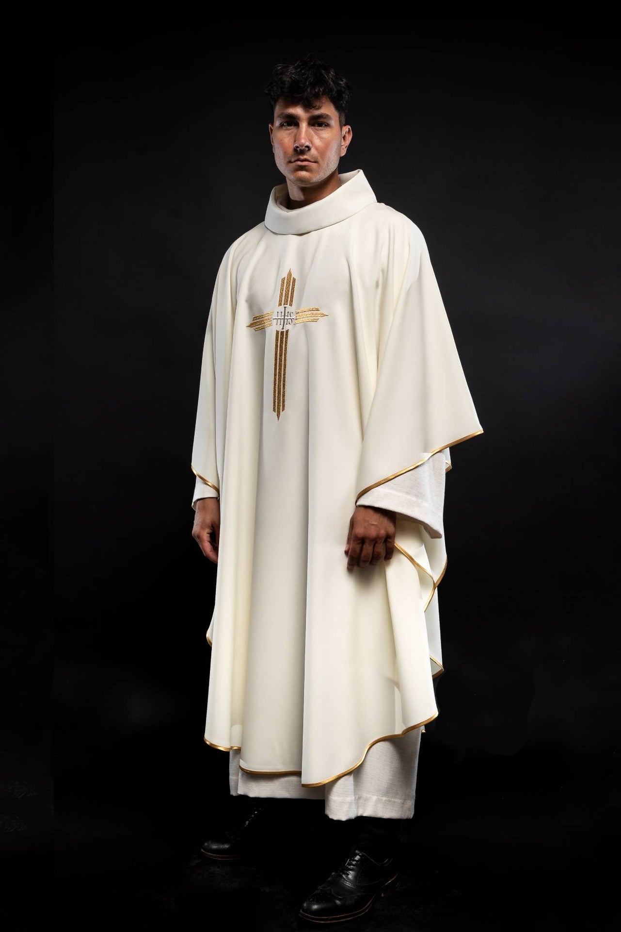 Ornat Liturgiczny Ecru z Haftem Krzyża IHS - Złota Lamówka - SZATYLITURGICZNE.PL