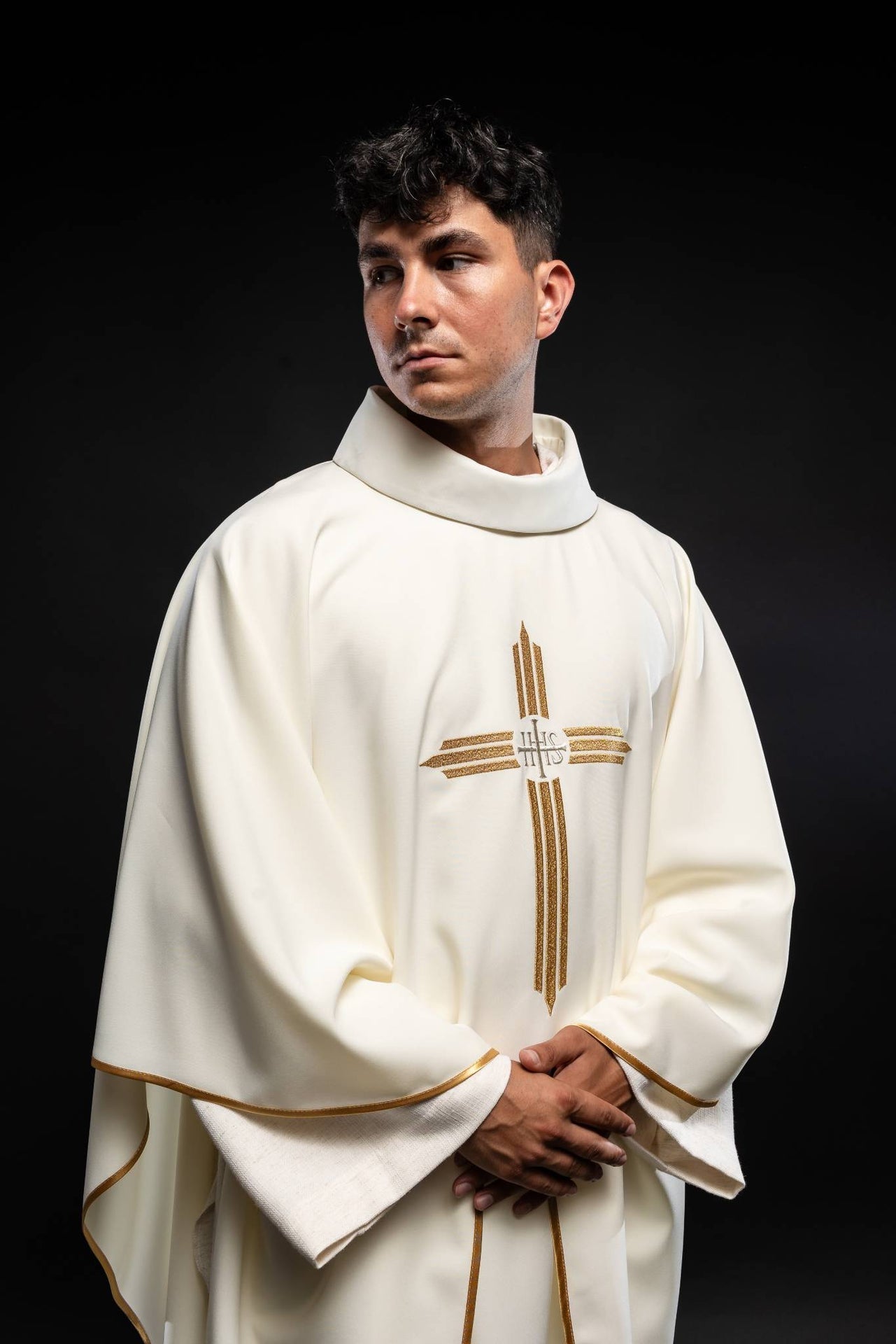 Ornat Liturgiczny Ecru z Haftem Krzyża IHS - Złota Lamówka - SZATYLITURGICZNE.PL