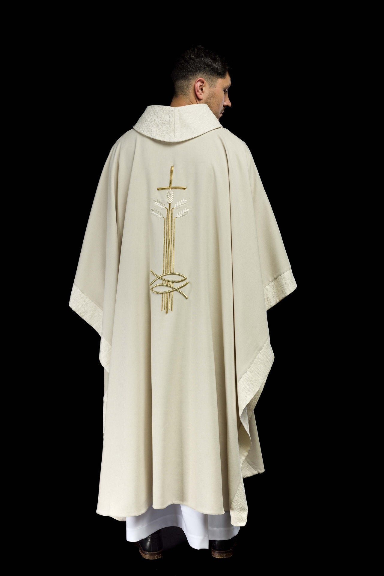Ornat Liturgiczny Ecru z Haftem Krzyża, Kłosów i Ryb - SZATYLITURGICZNE.PL