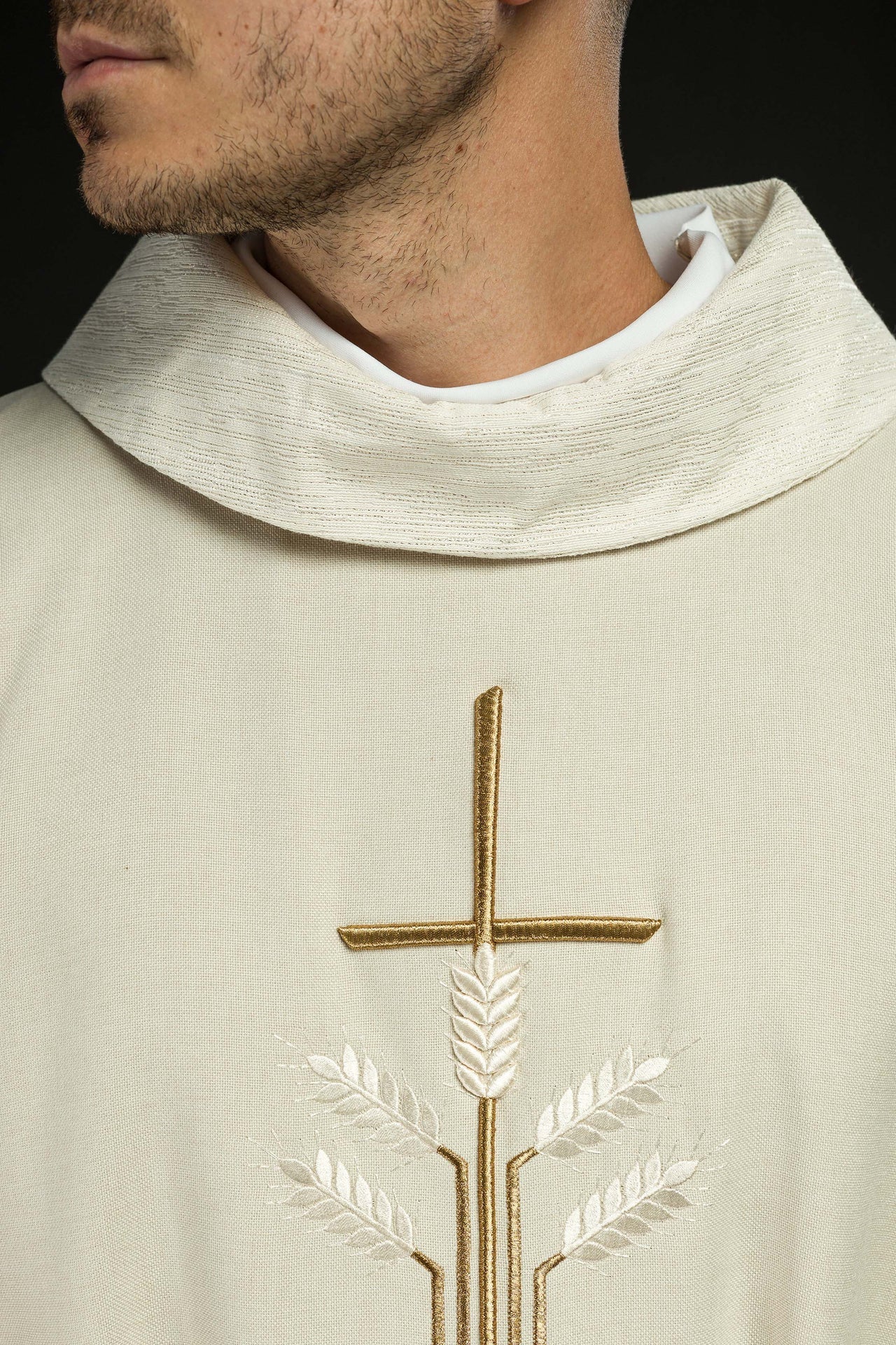 Ornat Liturgiczny Ecru z Haftem Krzyża, Kłosów i Ryb - SZATYLITURGICZNE.PL
