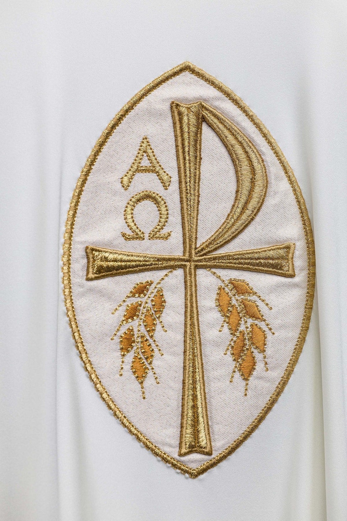 Ornat Liturgiczny Ecru z Haftem Krzyża - Lekka Dzianina Sacrolite - SZATYLITURGICZNE.PL