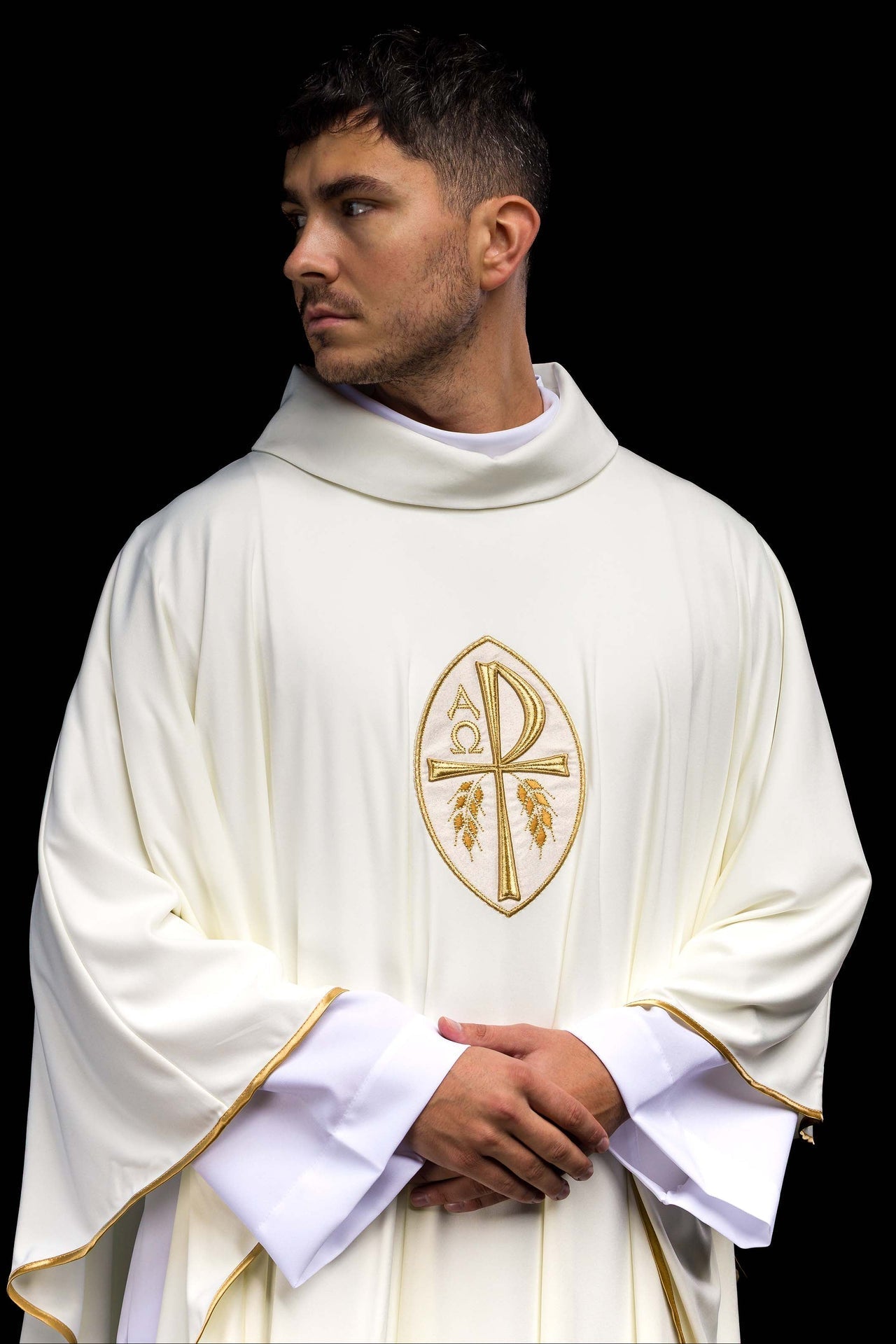 Ornat Liturgiczny Ecru z Haftem Krzyża - Lekka Dzianina Sacrolite - SZATYLITURGICZNE.PL