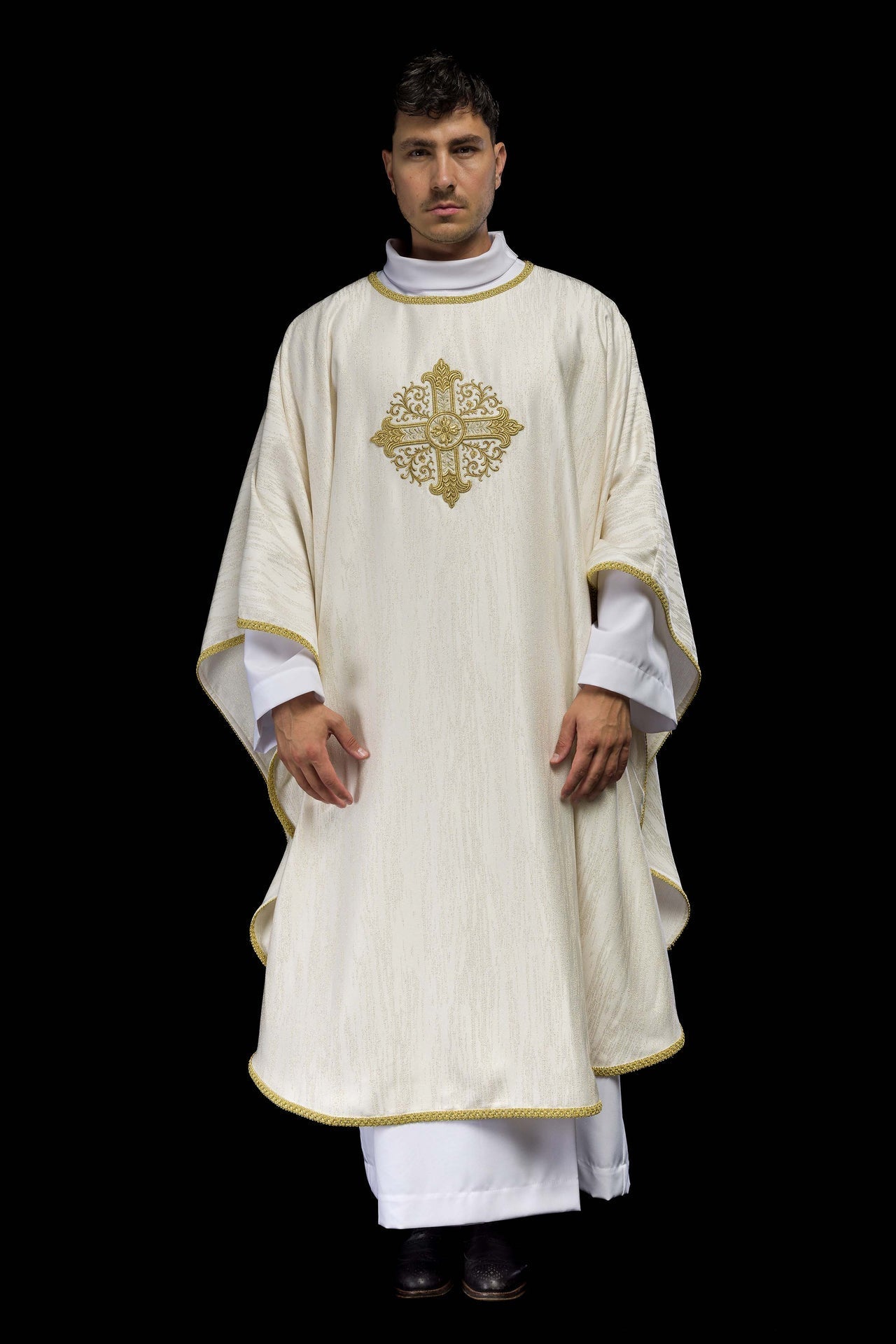 Ornat Liturgiczny Ecru z Haftem Krzyża - Polska Produkcja - SZATYLITURGICZNE.PL