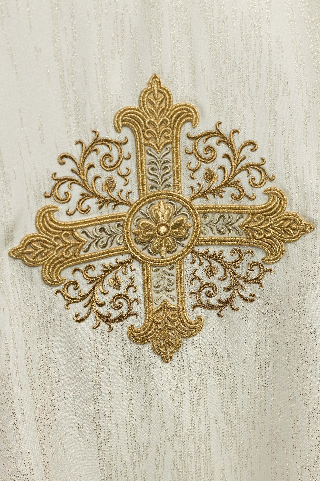 Ornat Liturgiczny Ecru z Haftem Krzyża - Polska Produkcja - SZATYLITURGICZNE.PL