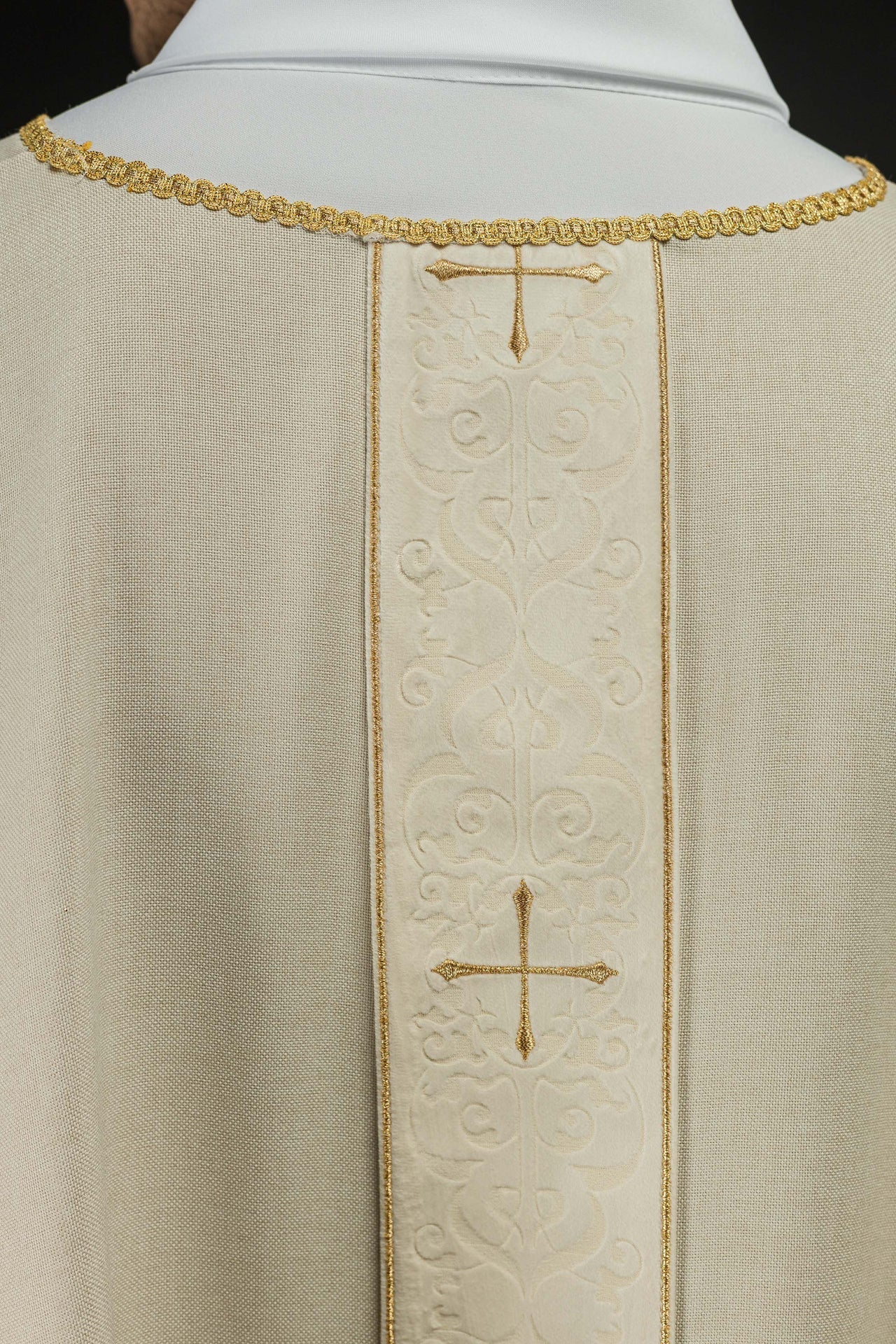Ornat Liturgiczny Ecru z Haftem Krzyży - Elegancki i Dostojny - SZATYLITURGICZNE.PL