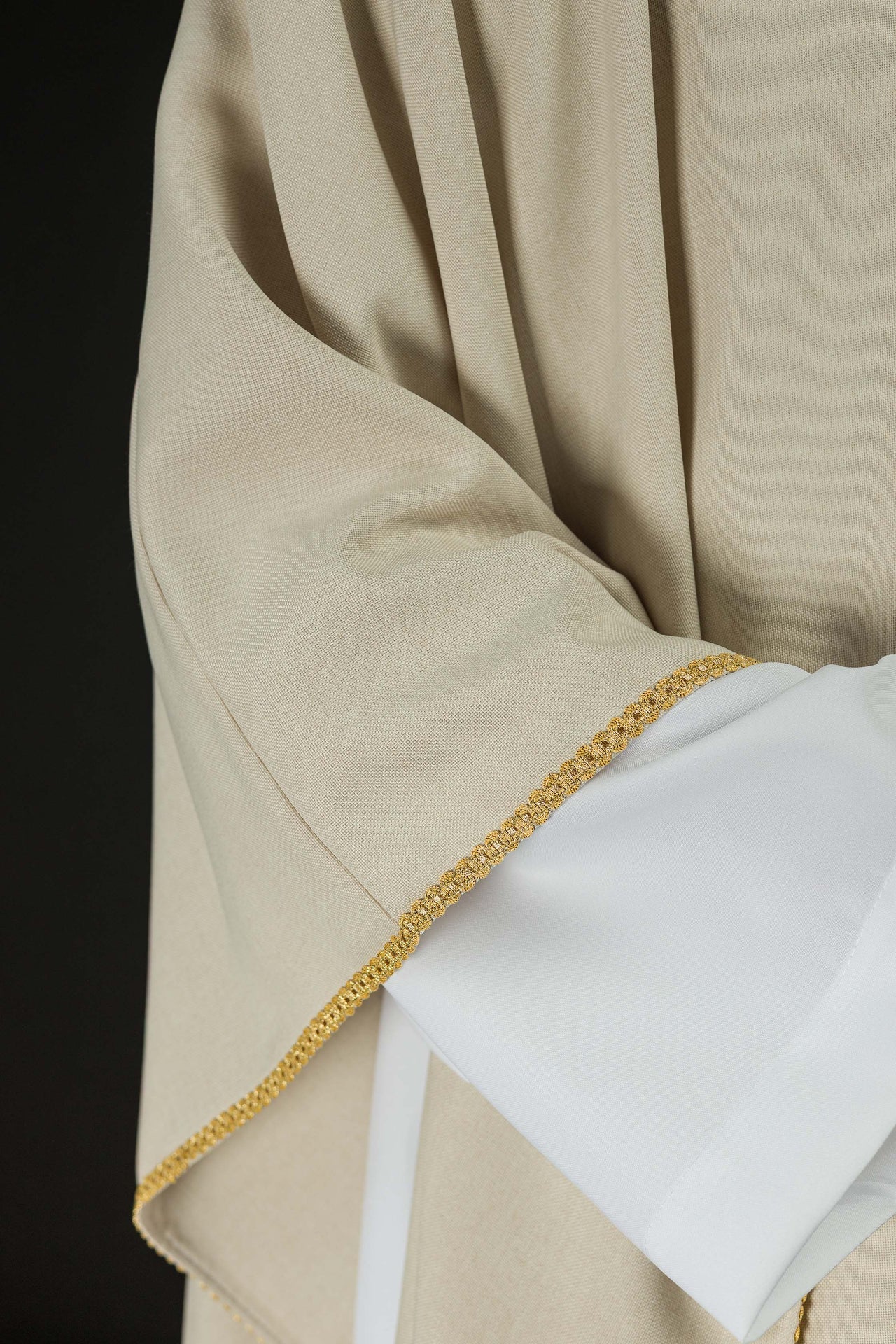 Ornat Liturgiczny Ecru z Haftem Krzyży - Elegancki i Dostojny - SZATYLITURGICZNE.PL